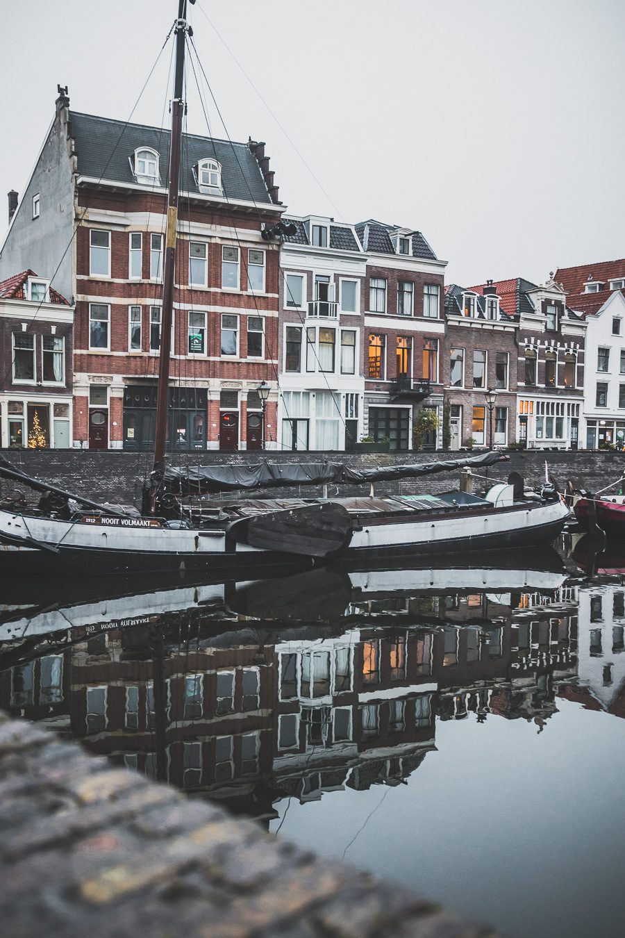 La ville néerlandaise de Rotterdam est une ville dynamique et diversifiée pleine de culture et d'histoire. Des canaux captivants serpentant à travers la ville aux musées de renommée mondiale, Rotterdam offre quelque chose pour tout le monde. De sa vie nocturne animée et de ses scènes artistiques et musicales florissantes à son abondance de cuisine appétissante, la ville est sûre de laisser une impression durable. 