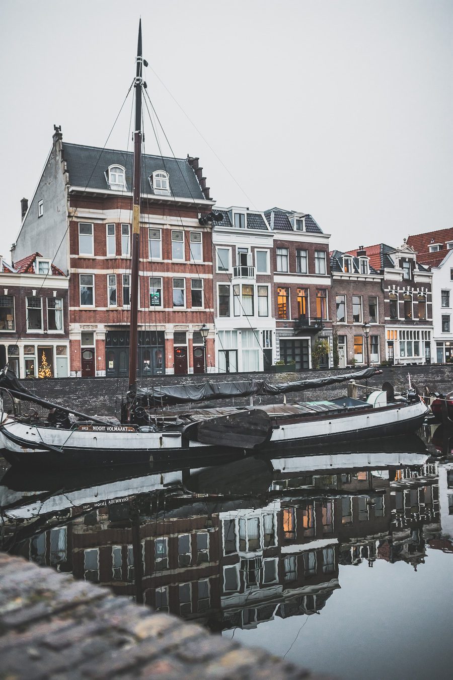 La ville néerlandaise de Rotterdam est une ville dynamique et diversifiée pleine de culture et d'histoire. Des canaux captivants serpentant à travers la ville aux musées de renommée mondiale, Rotterdam offre quelque chose pour tout le monde. De sa vie nocturne animée et de ses scènes artistiques et musicales florissantes à son abondance de cuisine appétissante, la ville est sûre de laisser une impression durable. 