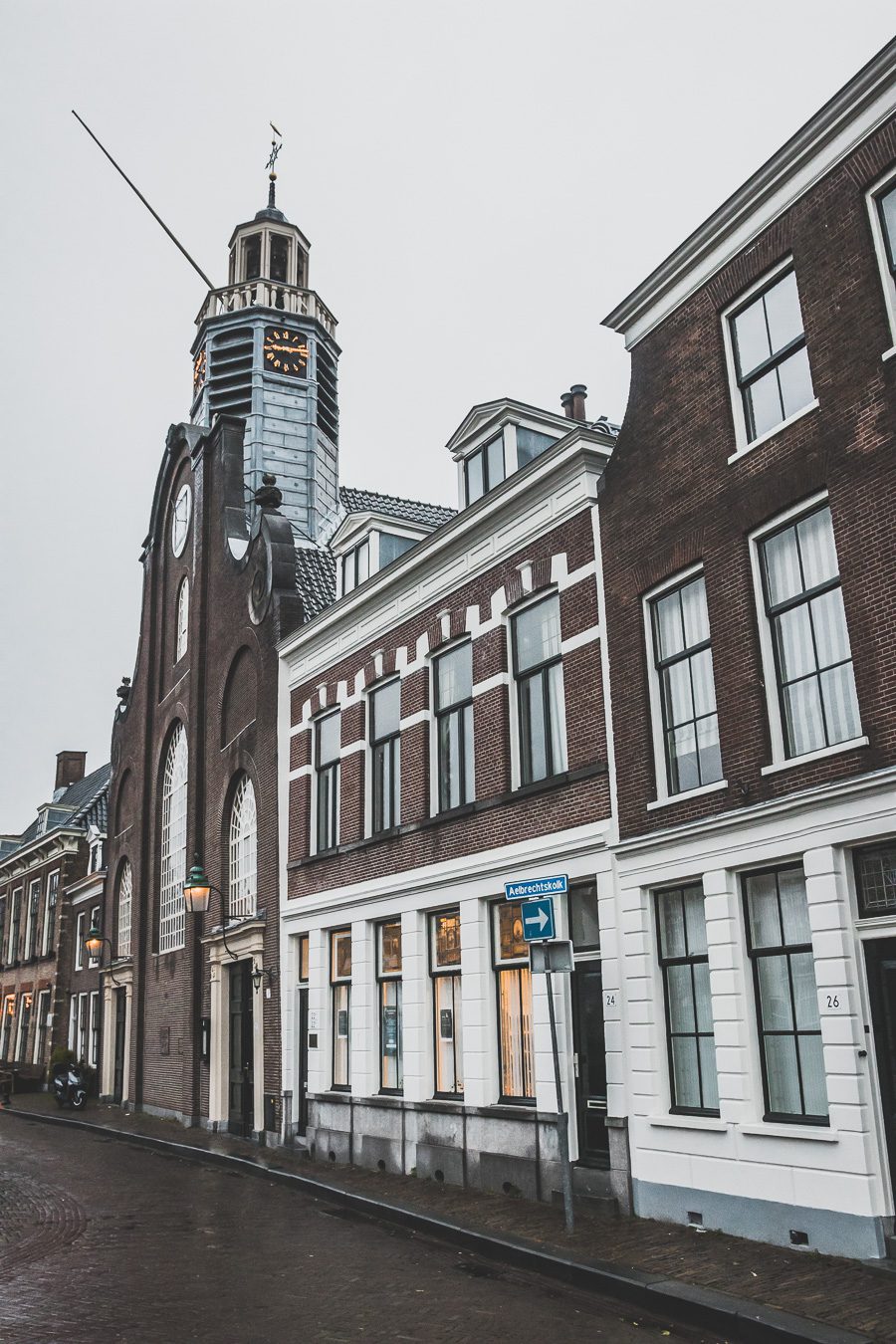 La ville néerlandaise de Rotterdam est une ville dynamique et diversifiée pleine de culture et d'histoire. Des canaux captivants serpentant à travers la ville aux musées de renommée mondiale, Rotterdam offre quelque chose pour tout le monde. De sa vie nocturne animée et de ses scènes artistiques et musicales florissantes à son abondance de cuisine appétissante, la ville est sûre de laisser une impression durable. 