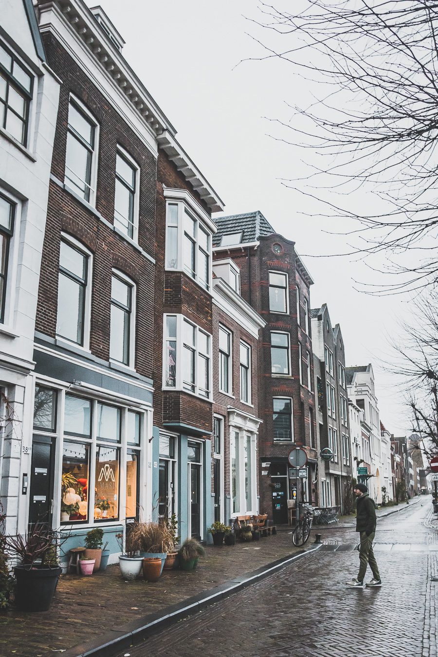 La ville néerlandaise de Rotterdam est une ville dynamique et diversifiée pleine de culture et d'histoire. Des canaux captivants serpentant à travers la ville aux musées de renommée mondiale, Rotterdam offre quelque chose pour tout le monde. De sa vie nocturne animée et de ses scènes artistiques et musicales florissantes à son abondance de cuisine appétissante, la ville est sûre de laisser une impression durable. 