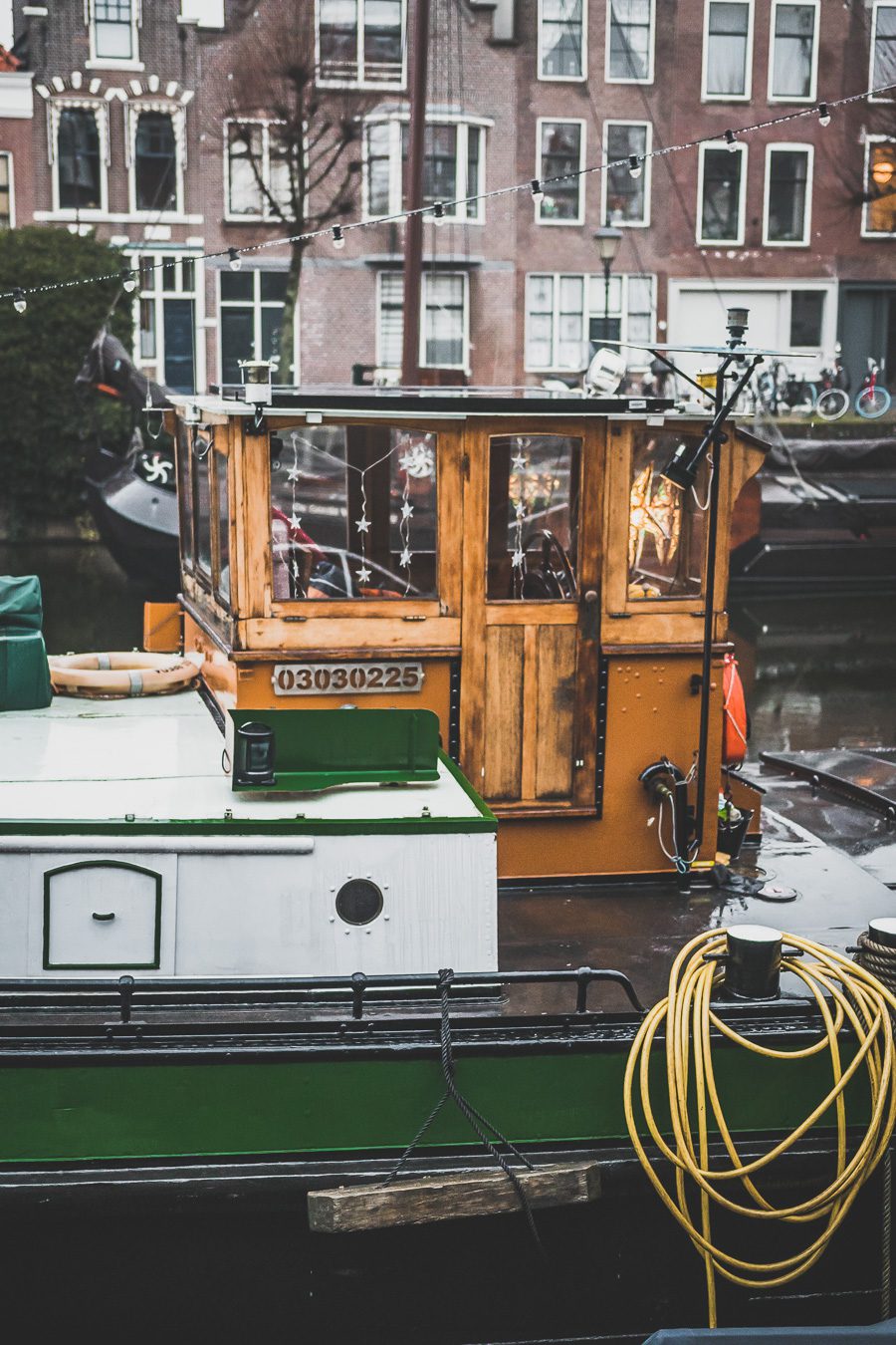 La ville néerlandaise de Rotterdam est une ville dynamique et diversifiée pleine de culture et d'histoire. Des canaux captivants serpentant à travers la ville aux musées de renommée mondiale, Rotterdam offre quelque chose pour tout le monde. De sa vie nocturne animée et de ses scènes artistiques et musicales florissantes à son abondance de cuisine appétissante, la ville est sûre de laisser une impression durable. 