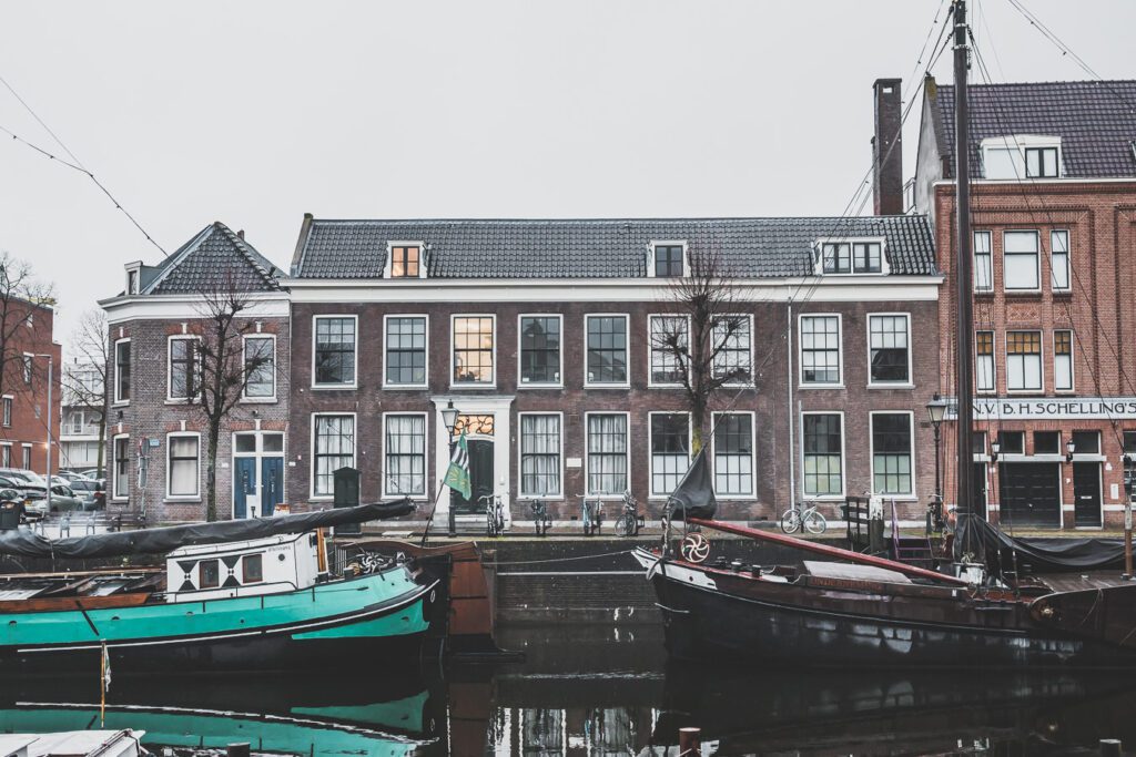 La ville néerlandaise de Rotterdam est une ville dynamique et diversifiée pleine de culture et d'histoire. Des canaux captivants serpentant à travers la ville aux musées de renommée mondiale, Rotterdam offre quelque chose pour tout le monde. De sa vie nocturne animée et de ses scènes artistiques et musicales florissantes à son abondance de cuisine appétissante, la ville est sûre de laisser une impression durable. 