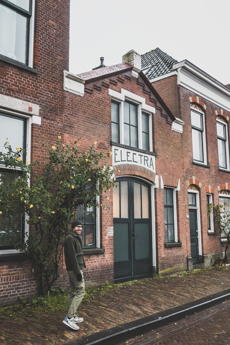 La ville néerlandaise de Rotterdam est une ville dynamique et diversifiée pleine de culture et d'histoire. Des canaux captivants serpentant à travers la ville aux musées de renommée mondiale, Rotterdam offre quelque chose pour tout le monde. De sa vie nocturne animée et de ses scènes artistiques et musicales florissantes à son abondance de cuisine appétissante, la ville est sûre de laisser une impression durable. 