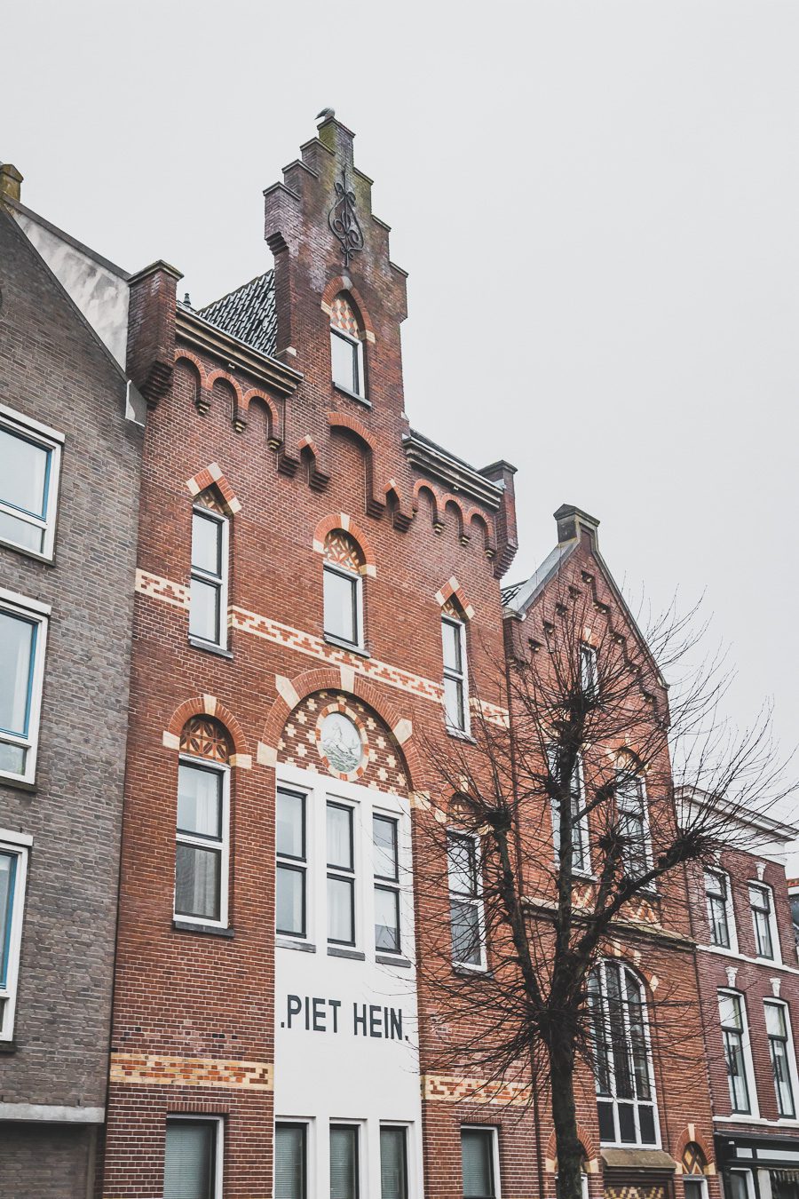 La ville néerlandaise de Rotterdam est une ville dynamique et diversifiée pleine de culture et d'histoire. Des canaux captivants serpentant à travers la ville aux musées de renommée mondiale, Rotterdam offre quelque chose pour tout le monde. De sa vie nocturne animée et de ses scènes artistiques et musicales florissantes à son abondance de cuisine appétissante, la ville est sûre de laisser une impression durable. 