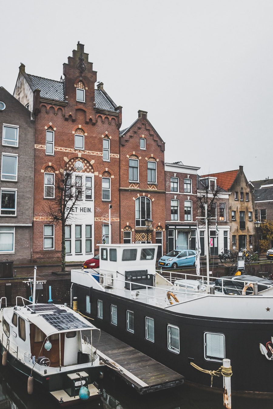 La ville néerlandaise de Rotterdam est une ville dynamique et diversifiée pleine de culture et d'histoire. Des canaux captivants serpentant à travers la ville aux musées de renommée mondiale, Rotterdam offre quelque chose pour tout le monde. De sa vie nocturne animée et de ses scènes artistiques et musicales florissantes à son abondance de cuisine appétissante, la ville est sûre de laisser une impression durable. 