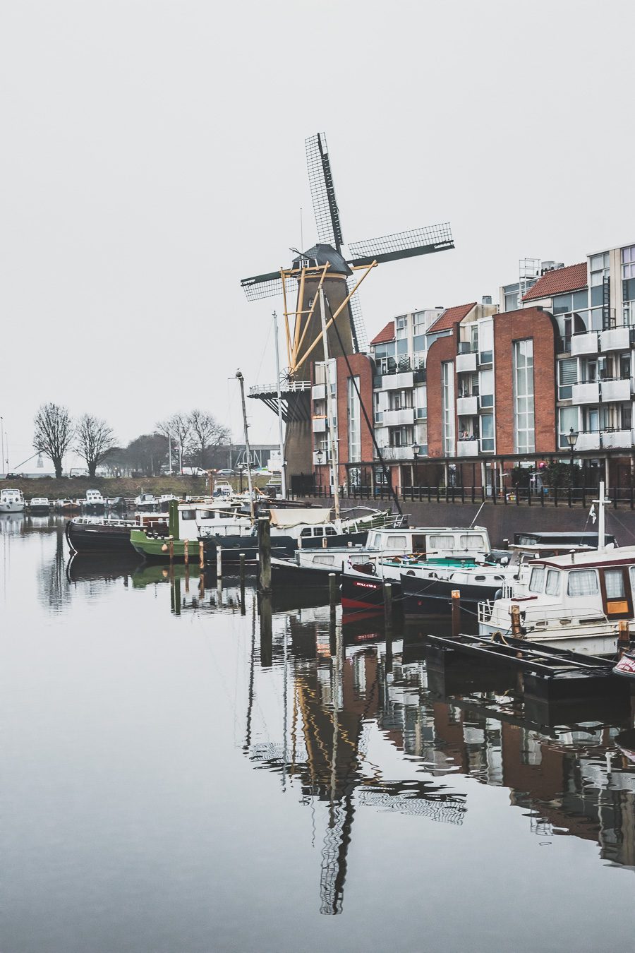 La ville néerlandaise de Rotterdam est une ville dynamique et diversifiée pleine de culture et d'histoire. Des canaux captivants serpentant à travers la ville aux musées de renommée mondiale, Rotterdam offre quelque chose pour tout le monde. De sa vie nocturne animée et de ses scènes artistiques et musicales florissantes à son abondance de cuisine appétissante, la ville est sûre de laisser une impression durable. 