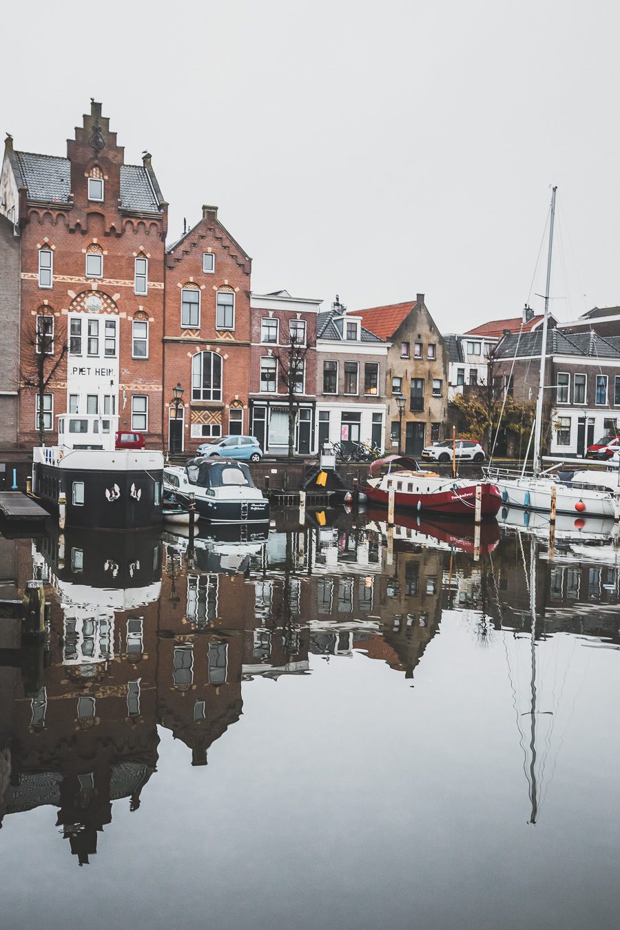 La ville néerlandaise de Rotterdam est une ville dynamique et diversifiée pleine de culture et d'histoire. Des canaux captivants serpentant à travers la ville aux musées de renommée mondiale, Rotterdam offre quelque chose pour tout le monde. De sa vie nocturne animée et de ses scènes artistiques et musicales florissantes à son abondance de cuisine appétissante, la ville est sûre de laisser une impression durable. 