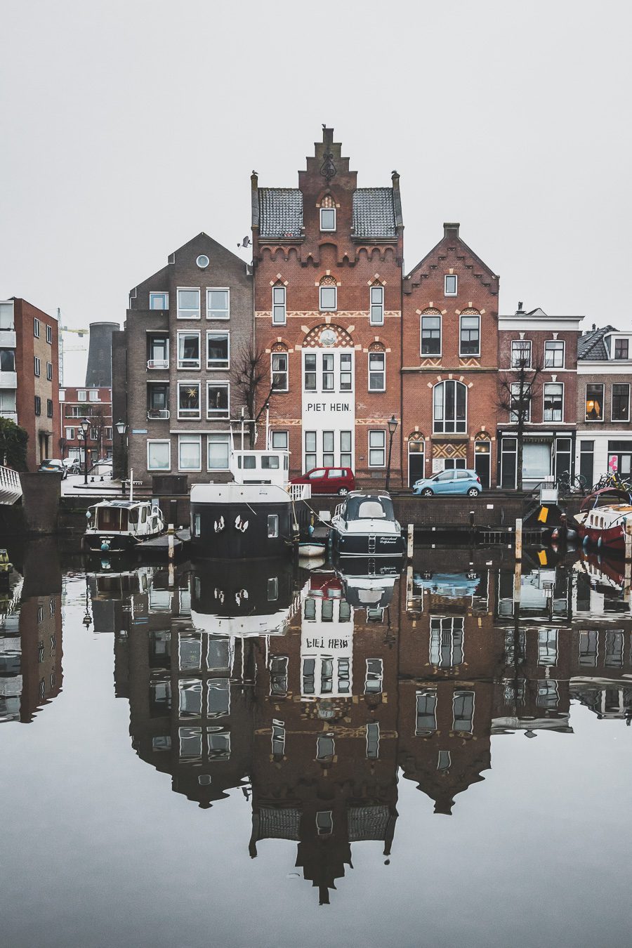 La ville néerlandaise de Rotterdam est une ville dynamique et diversifiée pleine de culture et d'histoire. Des canaux captivants serpentant à travers la ville aux musées de renommée mondiale, Rotterdam offre quelque chose pour tout le monde. De sa vie nocturne animée et de ses scènes artistiques et musicales florissantes à son abondance de cuisine appétissante, la ville est sûre de laisser une impression durable. 