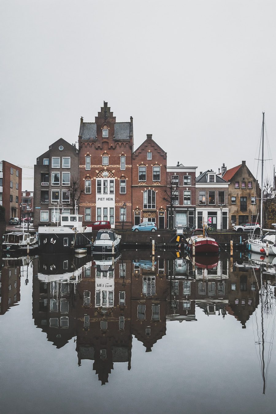 La ville néerlandaise de Rotterdam est une ville dynamique et diversifiée pleine de culture et d'histoire. Des canaux captivants serpentant à travers la ville aux musées de renommée mondiale, Rotterdam offre quelque chose pour tout le monde. De sa vie nocturne animée et de ses scènes artistiques et musicales florissantes à son abondance de cuisine appétissante, la ville est sûre de laisser une impression durable. 