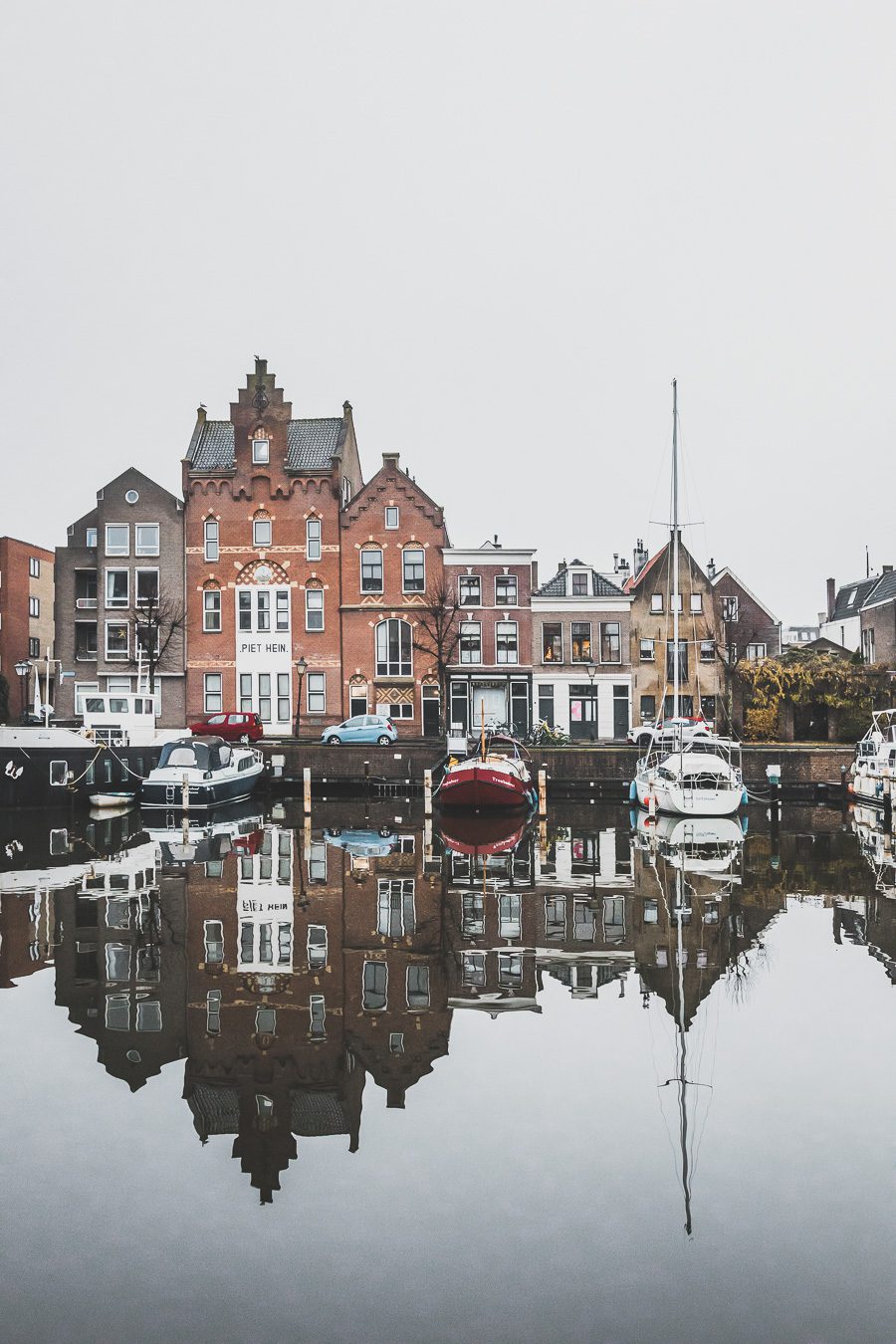 La ville néerlandaise de Rotterdam est une ville dynamique et diversifiée pleine de culture et d'histoire. Des canaux captivants serpentant à travers la ville aux musées de renommée mondiale, Rotterdam offre quelque chose pour tout le monde. De sa vie nocturne animée et de ses scènes artistiques et musicales florissantes à son abondance de cuisine appétissante, la ville est sûre de laisser une impression durable. 