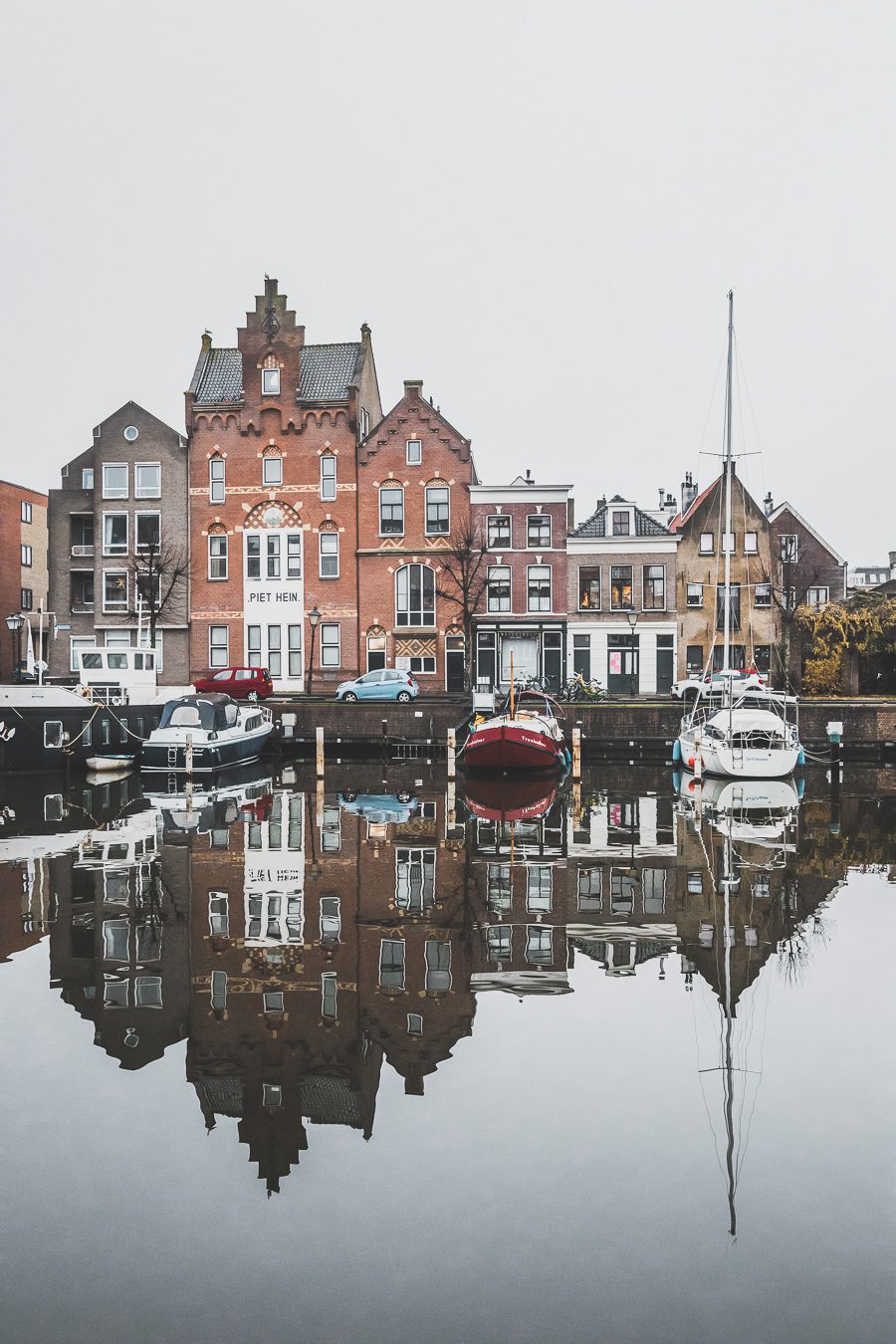 La ville néerlandaise de Rotterdam est une ville dynamique et diversifiée pleine de culture et d'histoire. Des canaux captivants serpentant à travers la ville aux musées de renommée mondiale, Rotterdam offre quelque chose pour tout le monde. De sa vie nocturne animée et de ses scènes artistiques et musicales florissantes à son abondance de cuisine appétissante, la ville est sûre de laisser une impression durable. 