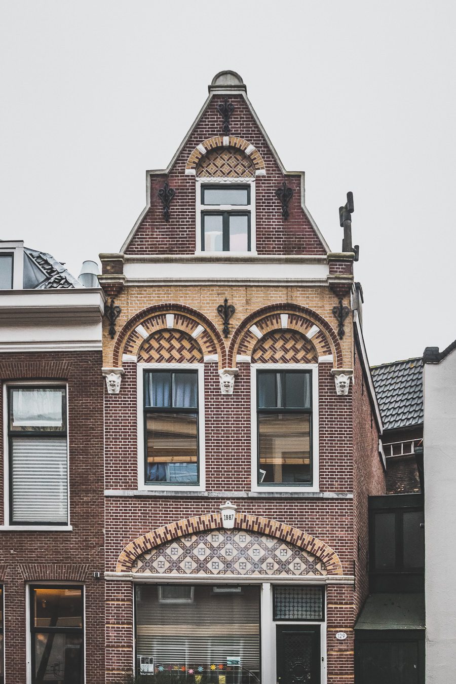 La ville néerlandaise de Rotterdam est une ville dynamique et diversifiée pleine de culture et d'histoire. Des canaux captivants serpentant à travers la ville aux musées de renommée mondiale, Rotterdam offre quelque chose pour tout le monde. De sa vie nocturne animée et de ses scènes artistiques et musicales florissantes à son abondance de cuisine appétissante, la ville est sûre de laisser une impression durable. 