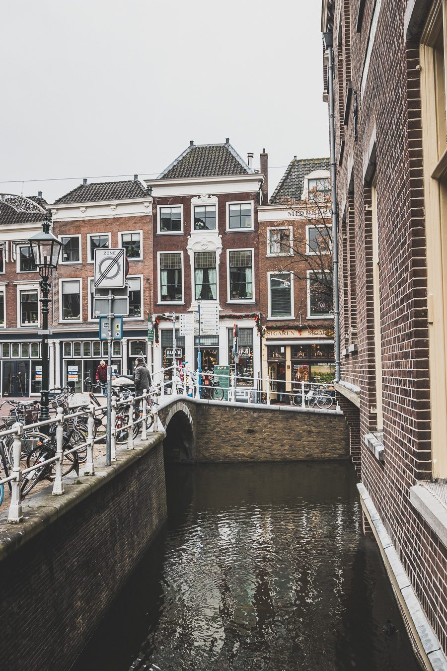 Delft, aux Pays-Bas, est une ville charmante qui regorge d'histoire et de culture. Avec ses nombreux canaux, son architecture du XVIe siècle et ses restaurants impressionnants, Delft ne manquera pas de faire bonne impression. Explorez l'agitation de la place Markt, promenez-vous le long des canaux pittoresques et perdez-vous dans les rues pavées, ou appréciez les œuvres d'art exposées à la Royal Delftware Factory - peu importe ce que vous choisissez, Delft promet une expérience magique.