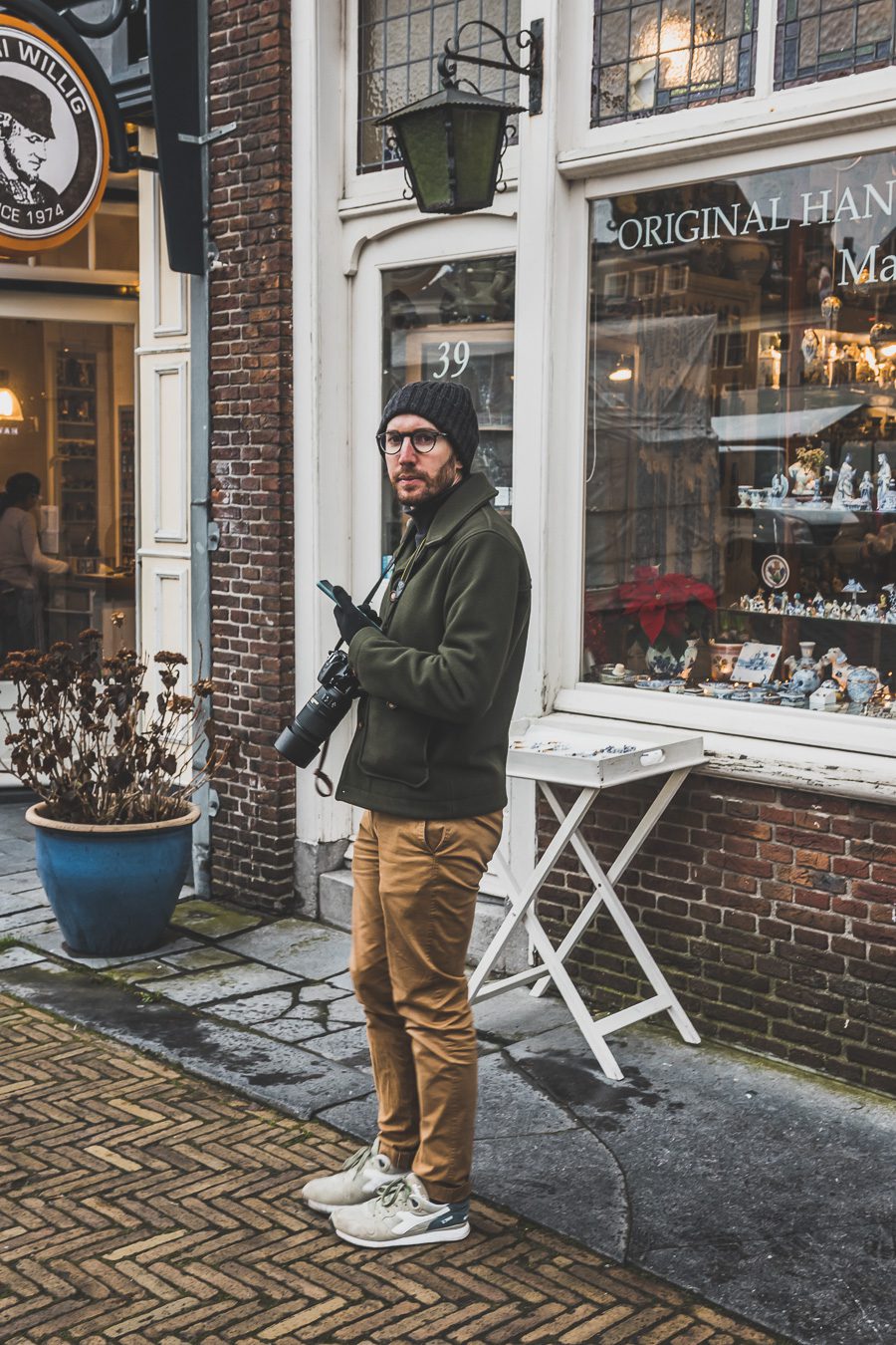 Delft, aux Pays-Bas, est une ville charmante qui regorge d'histoire et de culture. Avec ses nombreux canaux, son architecture du XVIe siècle et ses restaurants impressionnants, Delft ne manquera pas de faire bonne impression. Explorez l'agitation de la place Markt, promenez-vous le long des canaux pittoresques et perdez-vous dans les rues pavées, ou appréciez les œuvres d'art exposées à la Royal Delftware Factory - peu importe ce que vous choisissez, Delft promet une expérience magique.