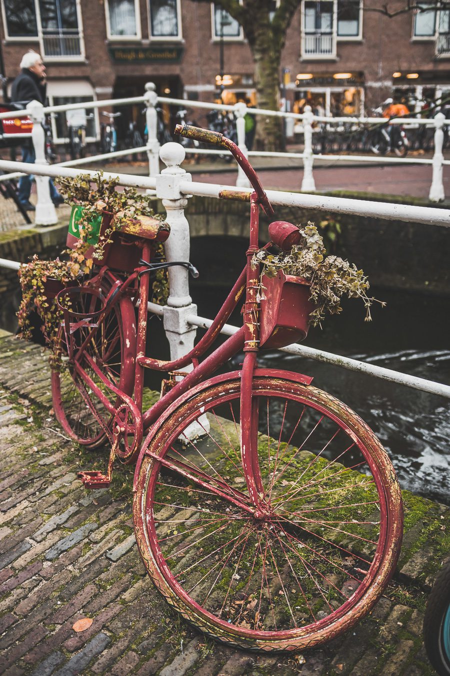 Delft, aux Pays-Bas, est une ville charmante qui regorge d'histoire et de culture. Avec ses nombreux canaux, son architecture du XVIe siècle et ses restaurants impressionnants, Delft ne manquera pas de faire bonne impression. Explorez l'agitation de la place Markt, promenez-vous le long des canaux pittoresques et perdez-vous dans les rues pavées, ou appréciez les œuvres d'art exposées à la Royal Delftware Factory - peu importe ce que vous choisissez, Delft promet une expérience magique.