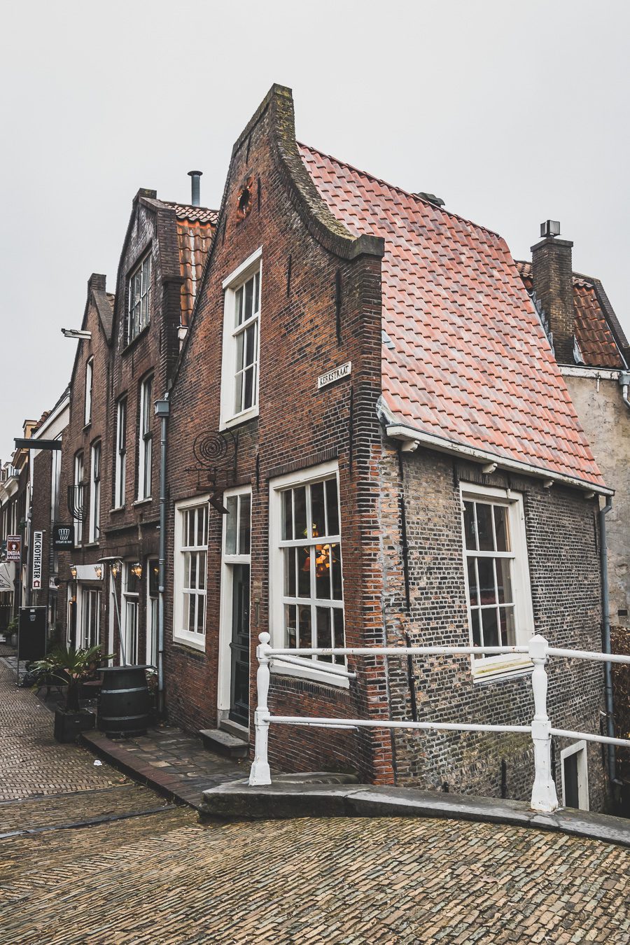 Delft, aux Pays-Bas, est une ville charmante qui regorge d'histoire et de culture. Avec ses nombreux canaux, son architecture du XVIe siècle et ses restaurants impressionnants, Delft ne manquera pas de faire bonne impression. Explorez l'agitation de la place Markt, promenez-vous le long des canaux pittoresques et perdez-vous dans les rues pavées, ou appréciez les œuvres d'art exposées à la Royal Delftware Factory - peu importe ce que vous choisissez, Delft promet une expérience magique.