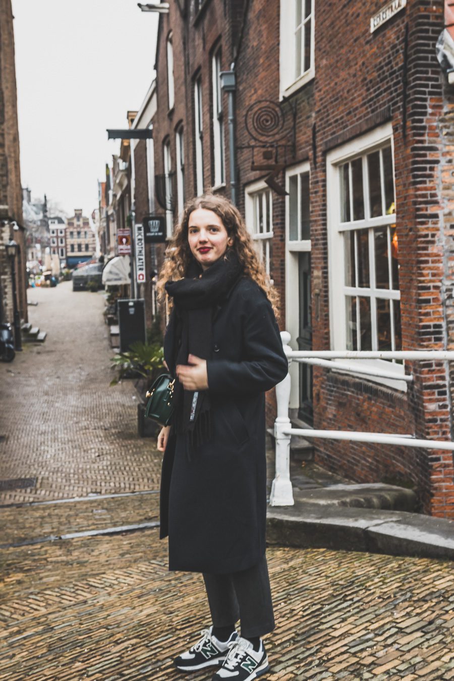Delft, aux Pays-Bas, est une ville charmante qui regorge d'histoire et de culture. Avec ses nombreux canaux, son architecture du XVIe siècle et ses restaurants impressionnants, Delft ne manquera pas de faire bonne impression. Explorez l'agitation de la place Markt, promenez-vous le long des canaux pittoresques et perdez-vous dans les rues pavées, ou appréciez les œuvres d'art exposées à la Royal Delftware Factory - peu importe ce que vous choisissez, Delft promet une expérience magique.