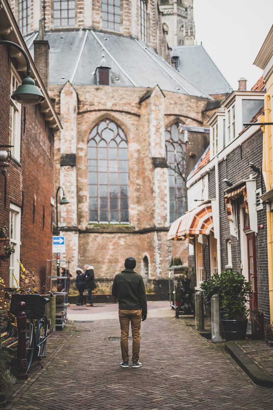 Delft, aux Pays-Bas, est une ville charmante qui regorge d'histoire et de culture. Avec ses nombreux canaux, son architecture du XVIe siècle et ses restaurants impressionnants, Delft ne manquera pas de faire bonne impression. Explorez l'agitation de la place Markt, promenez-vous le long des canaux pittoresques et perdez-vous dans les rues pavées, ou appréciez les œuvres d'art exposées à la Royal Delftware Factory - peu importe ce que vous choisissez, Delft promet une expérience magique.