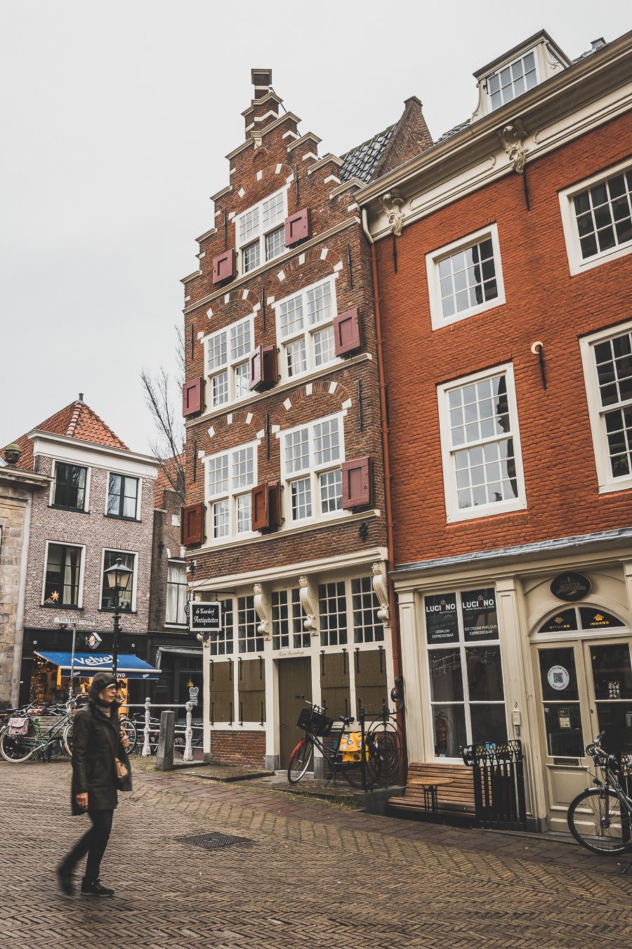 Delft, aux Pays-Bas, est une ville charmante qui regorge d'histoire et de culture. Avec ses nombreux canaux, son architecture du XVIe siècle et ses restaurants impressionnants, Delft ne manquera pas de faire bonne impression. Explorez l'agitation de la place Markt, promenez-vous le long des canaux pittoresques et perdez-vous dans les rues pavées, ou appréciez les œuvres d'art exposées à la Royal Delftware Factory - peu importe ce que vous choisissez, Delft promet une expérience magique.