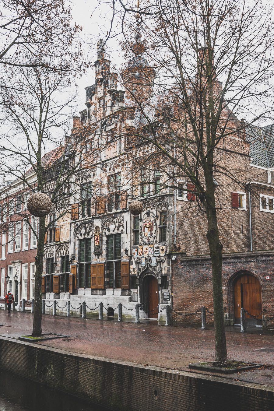 Delft, aux Pays-Bas, est une ville charmante qui regorge d'histoire et de culture. Avec ses nombreux canaux, son architecture du XVIe siècle et ses restaurants impressionnants, Delft ne manquera pas de faire bonne impression. Explorez l'agitation de la place Markt, promenez-vous le long des canaux pittoresques et perdez-vous dans les rues pavées, ou appréciez les œuvres d'art exposées à la Royal Delftware Factory - peu importe ce que vous choisissez, Delft promet une expérience magique.