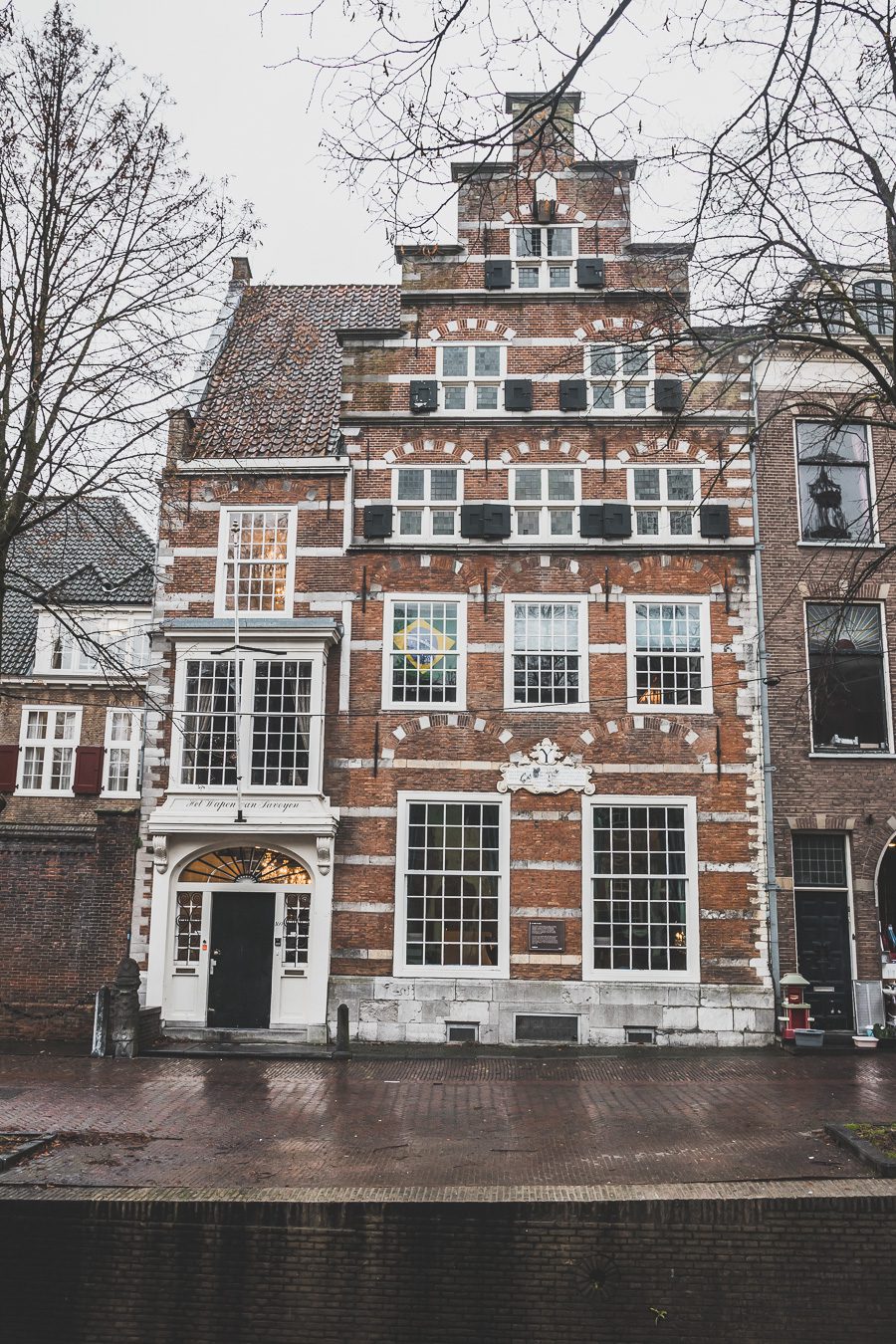 Delft, aux Pays-Bas, est une ville charmante qui regorge d'histoire et de culture. Avec ses nombreux canaux, son architecture du XVIe siècle et ses restaurants impressionnants, Delft ne manquera pas de faire bonne impression. Explorez l'agitation de la place Markt, promenez-vous le long des canaux pittoresques et perdez-vous dans les rues pavées, ou appréciez les œuvres d'art exposées à la Royal Delftware Factory - peu importe ce que vous choisissez, Delft promet une expérience magique.