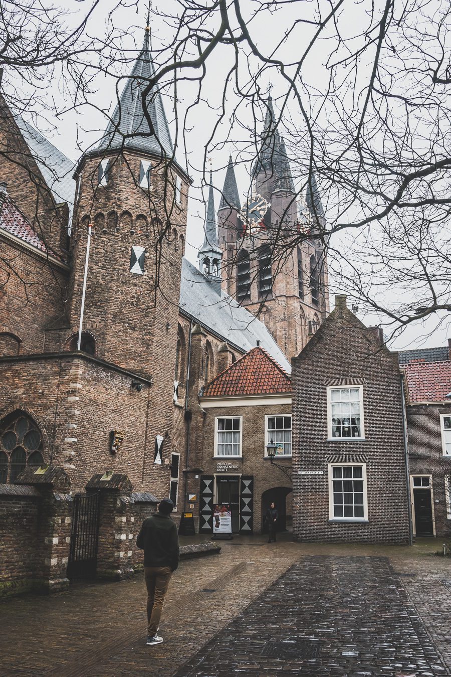 Delft, aux Pays-Bas, est une ville charmante qui regorge d'histoire et de culture. Avec ses nombreux canaux, son architecture du XVIe siècle et ses restaurants impressionnants, Delft ne manquera pas de faire bonne impression. Explorez l'agitation de la place Markt, promenez-vous le long des canaux pittoresques et perdez-vous dans les rues pavées, ou appréciez les œuvres d'art exposées à la Royal Delftware Factory - peu importe ce que vous choisissez, Delft promet une expérience magique.