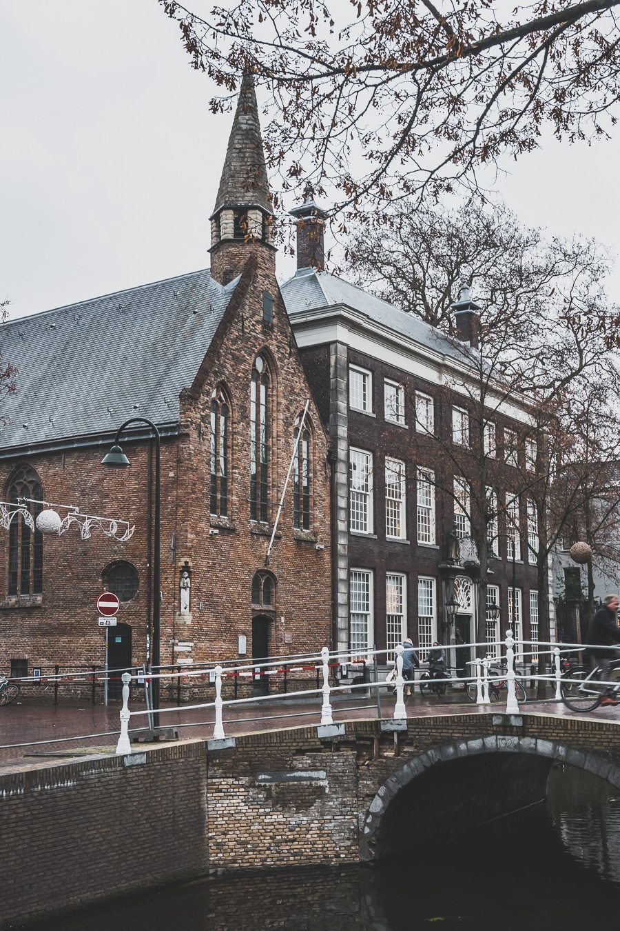 Delft, aux Pays-Bas, est une ville charmante qui regorge d'histoire et de culture. Avec ses nombreux canaux, son architecture du XVIe siècle et ses restaurants impressionnants, Delft ne manquera pas de faire bonne impression. Explorez l'agitation de la place Markt, promenez-vous le long des canaux pittoresques et perdez-vous dans les rues pavées, ou appréciez les œuvres d'art exposées à la Royal Delftware Factory - peu importe ce que vous choisissez, Delft promet une expérience magique.