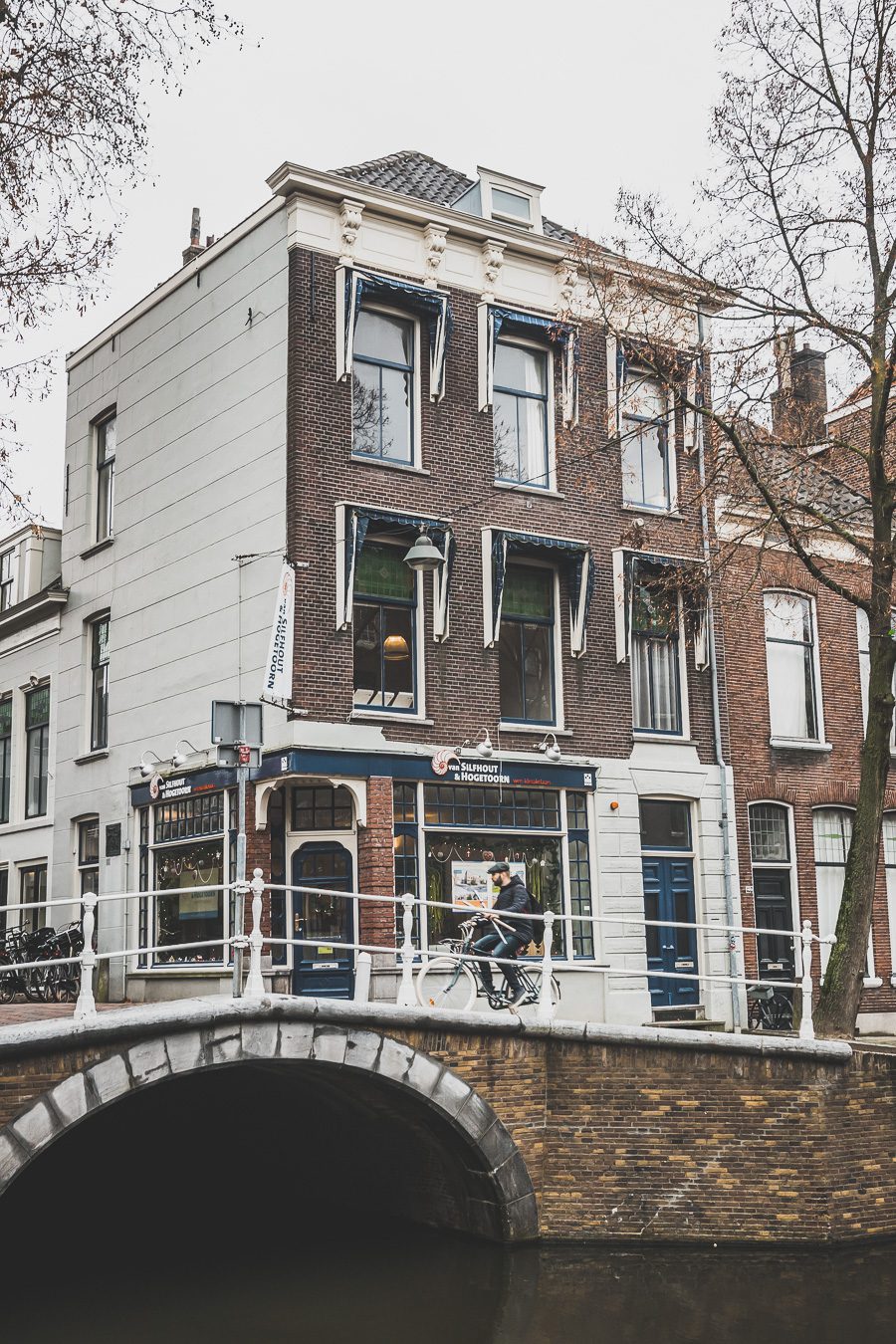 Delft, aux Pays-Bas, est une ville charmante qui regorge d'histoire et de culture. Avec ses nombreux canaux, son architecture du XVIe siècle et ses restaurants impressionnants, Delft ne manquera pas de faire bonne impression. Explorez l'agitation de la place Markt, promenez-vous le long des canaux pittoresques et perdez-vous dans les rues pavées, ou appréciez les œuvres d'art exposées à la Royal Delftware Factory - peu importe ce que vous choisissez, Delft promet une expérience magique.