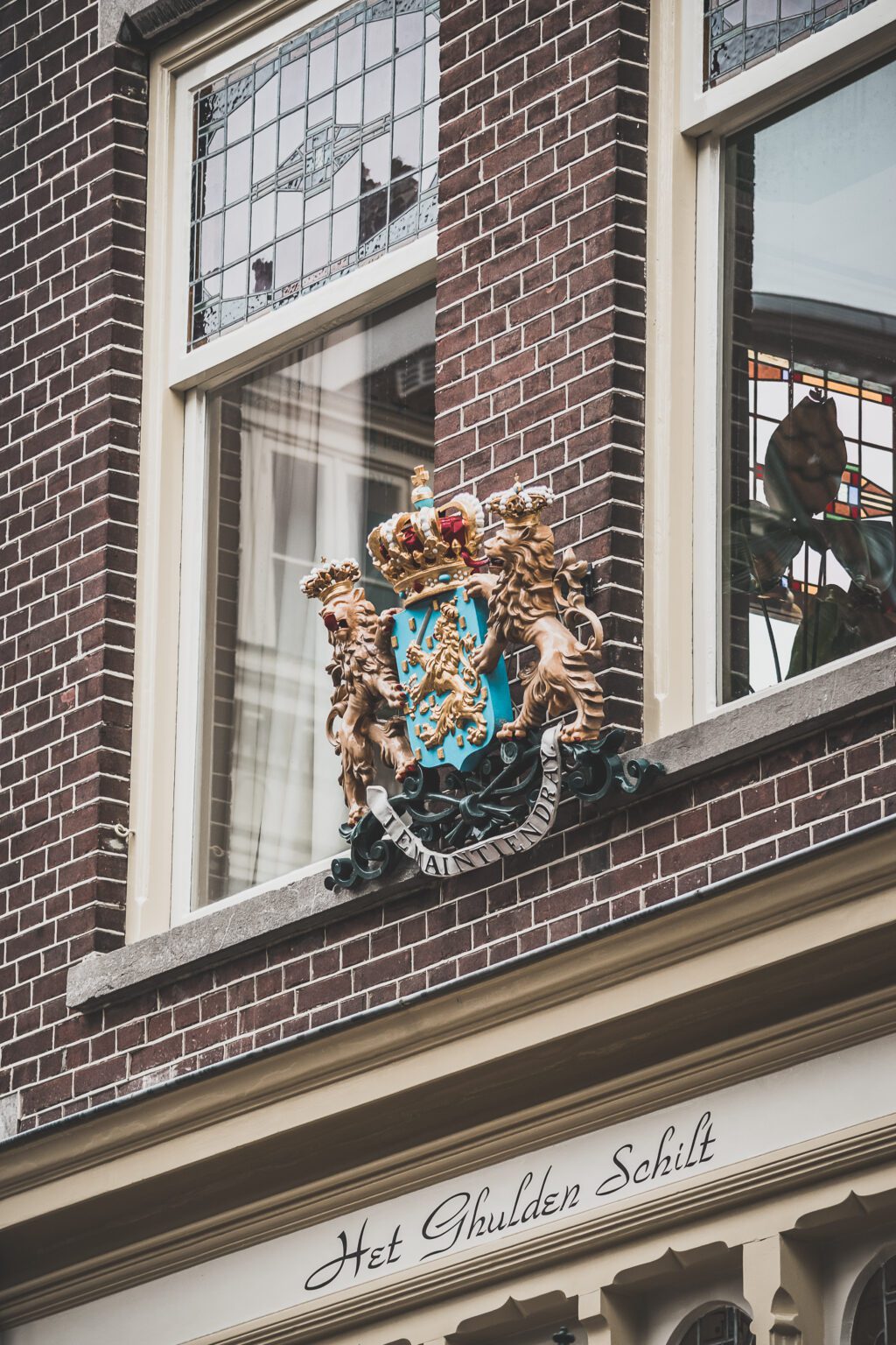 Delft, aux Pays-Bas, est une ville charmante qui regorge d'histoire et de culture. Avec ses nombreux canaux, son architecture du XVIe siècle et ses restaurants impressionnants, Delft ne manquera pas de faire bonne impression. Explorez l'agitation de la place Markt, promenez-vous le long des canaux pittoresques et perdez-vous dans les rues pavées, ou appréciez les œuvres d'art exposées à la Royal Delftware Factory - peu importe ce que vous choisissez, Delft promet une expérience magique.