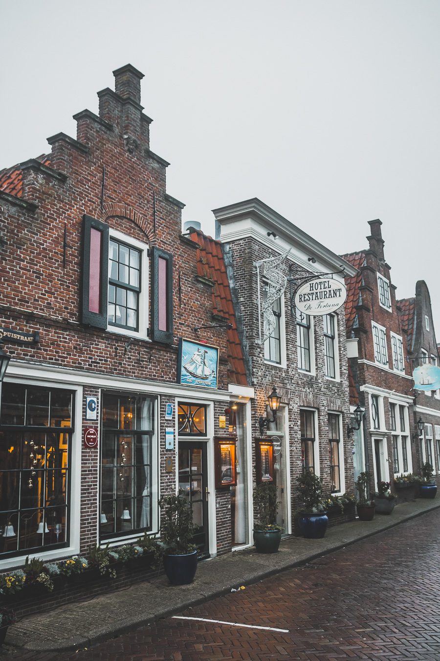 Edam est une ville pittoresque de la province de la Hollande du Nord aux Pays-Bas. Avec ses rues pavées, ses maisons hollandaises colorées et ses anciens canaux, Edam est une destination populaire pour les touristes. Que vous recherchiez une évasion paisible de l'agitation de la vie urbaine ou une expérience culturelle unique, Edam a quelque chose pour tout le monde. De sa riche histoire à son charme pittoresque, vous serez certainement enchanté par cette charmante ville hollandaise !