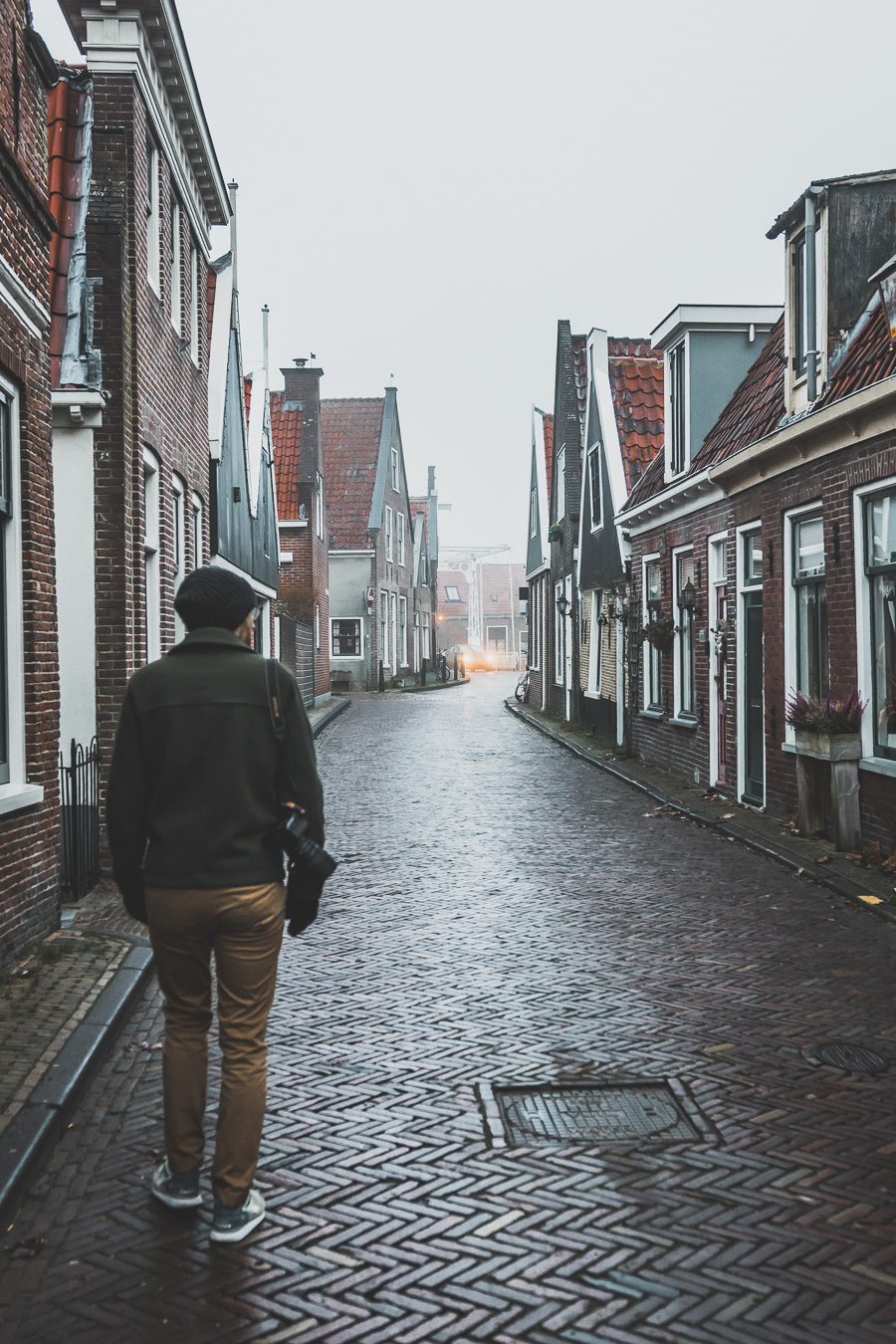 Edam est une ville pittoresque de la province de la Hollande du Nord aux Pays-Bas. Avec ses rues pavées, ses maisons hollandaises colorées et ses anciens canaux, Edam est une destination populaire pour les touristes. Que vous recherchiez une évasion paisible de l'agitation de la vie urbaine ou une expérience culturelle unique, Edam a quelque chose pour tout le monde. De sa riche histoire à son charme pittoresque, vous serez certainement enchanté par cette charmante ville hollandaise !