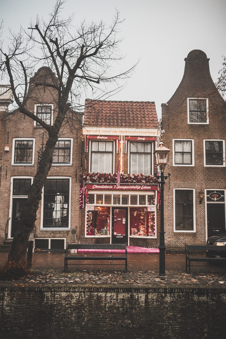 Edam est une ville pittoresque de la province de la Hollande du Nord aux Pays-Bas. Avec ses rues pavées, ses maisons hollandaises colorées et ses anciens canaux, Edam est une destination populaire pour les touristes. Que vous recherchiez une évasion paisible de l'agitation de la vie urbaine ou une expérience culturelle unique, Edam a quelque chose pour tout le monde. De sa riche histoire à son charme pittoresque, vous serez certainement enchanté par cette charmante ville hollandaise !