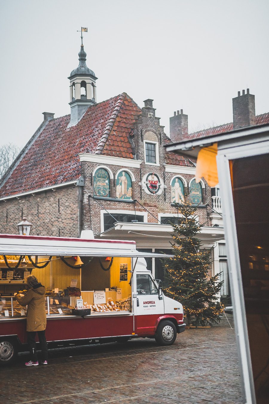 Edam est une ville pittoresque de la province de la Hollande du Nord aux Pays-Bas. Avec ses rues pavées, ses maisons hollandaises colorées et ses anciens canaux, Edam est une destination populaire pour les touristes. Que vous recherchiez une évasion paisible de l'agitation de la vie urbaine ou une expérience culturelle unique, Edam a quelque chose pour tout le monde. De sa riche histoire à son charme pittoresque, vous serez certainement enchanté par cette charmante ville hollandaise !