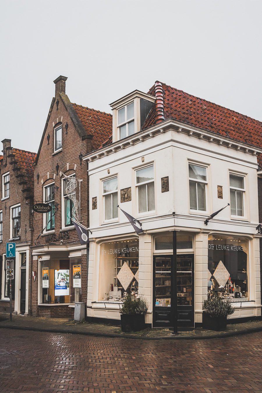 Edam est une ville pittoresque de la province de la Hollande du Nord aux Pays-Bas. Avec ses rues pavées, ses maisons hollandaises colorées et ses anciens canaux, Edam est une destination populaire pour les touristes. Que vous recherchiez une évasion paisible de l'agitation de la vie urbaine ou une expérience culturelle unique, Edam a quelque chose pour tout le monde. De sa riche histoire à son charme pittoresque, vous serez certainement enchanté par cette charmante ville hollandaise !