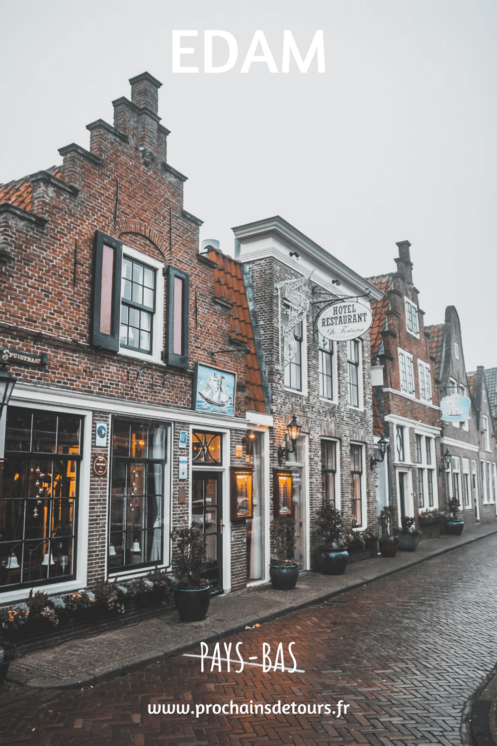 Edam est une ville pittoresque de la province de la Hollande du Nord aux Pays-Bas. Avec ses rues pavées, ses maisons hollandaises colorées et ses anciens canaux, Edam est une destination populaire pour les touristes. Que vous recherchiez une évasion paisible de l'agitation de la vie urbaine ou une expérience culturelle unique, Edam a quelque chose pour tout le monde. De sa riche histoire à son charme pittoresque, vous serez certainement enchanté par cette charmante ville hollandaise !