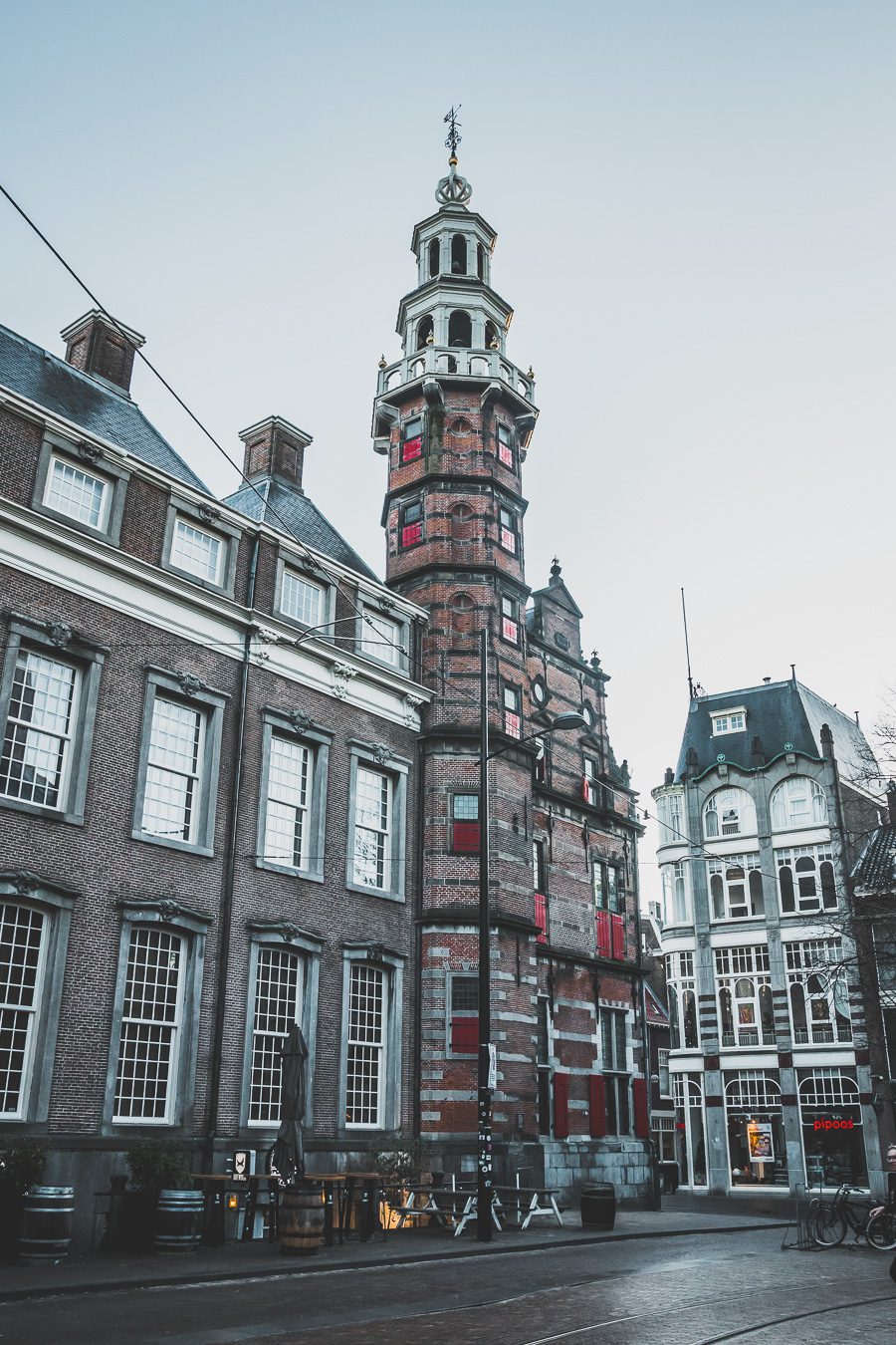 La Haye est une belle ville historique située aux Pays-Bas le long de la mer du Nord. Avec son architecture, ses musées incroyables et sa scène culturelle dynamique, c'est l'une des destinations les plus excitantes d'Europe pour les voyageurs. Que vous recherchiez une escapade romantique ou une expérience, La Haye est sûre de laisser une impression. Avec ses canaux époustouflants, ses parcs époustouflants et sa vie nocturne animée, il y en a pour tous les goûts dans cette ville animée.