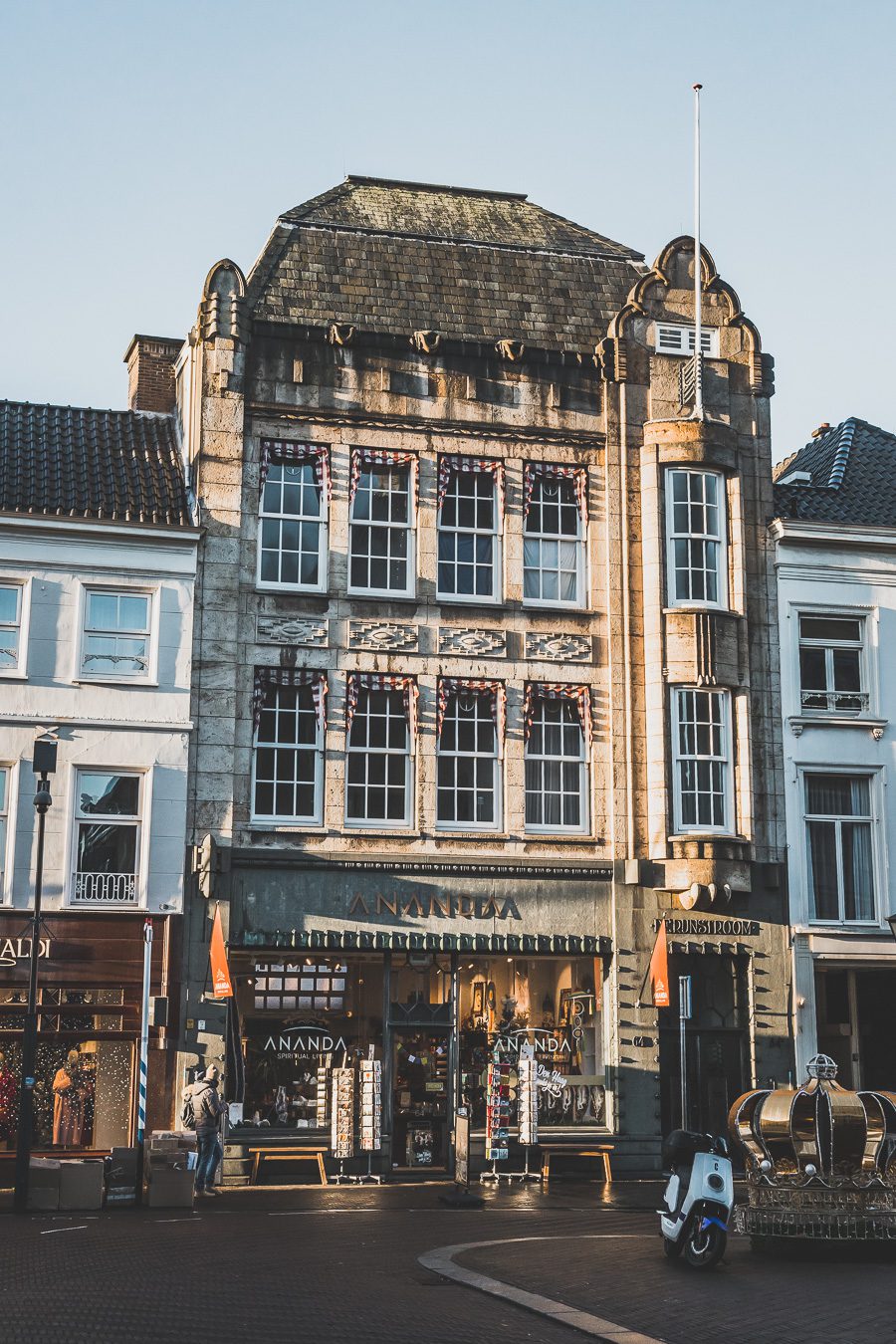 La Haye est une belle ville historique située aux Pays-Bas le long de la mer du Nord. Avec son architecture, ses musées incroyables et sa scène culturelle dynamique, c'est l'une des destinations les plus excitantes d'Europe pour les voyageurs. Que vous recherchiez une escapade romantique ou une expérience, La Haye est sûre de laisser une impression. Avec ses canaux époustouflants, ses parcs époustouflants et sa vie nocturne animée, il y en a pour tous les goûts dans cette ville animée.