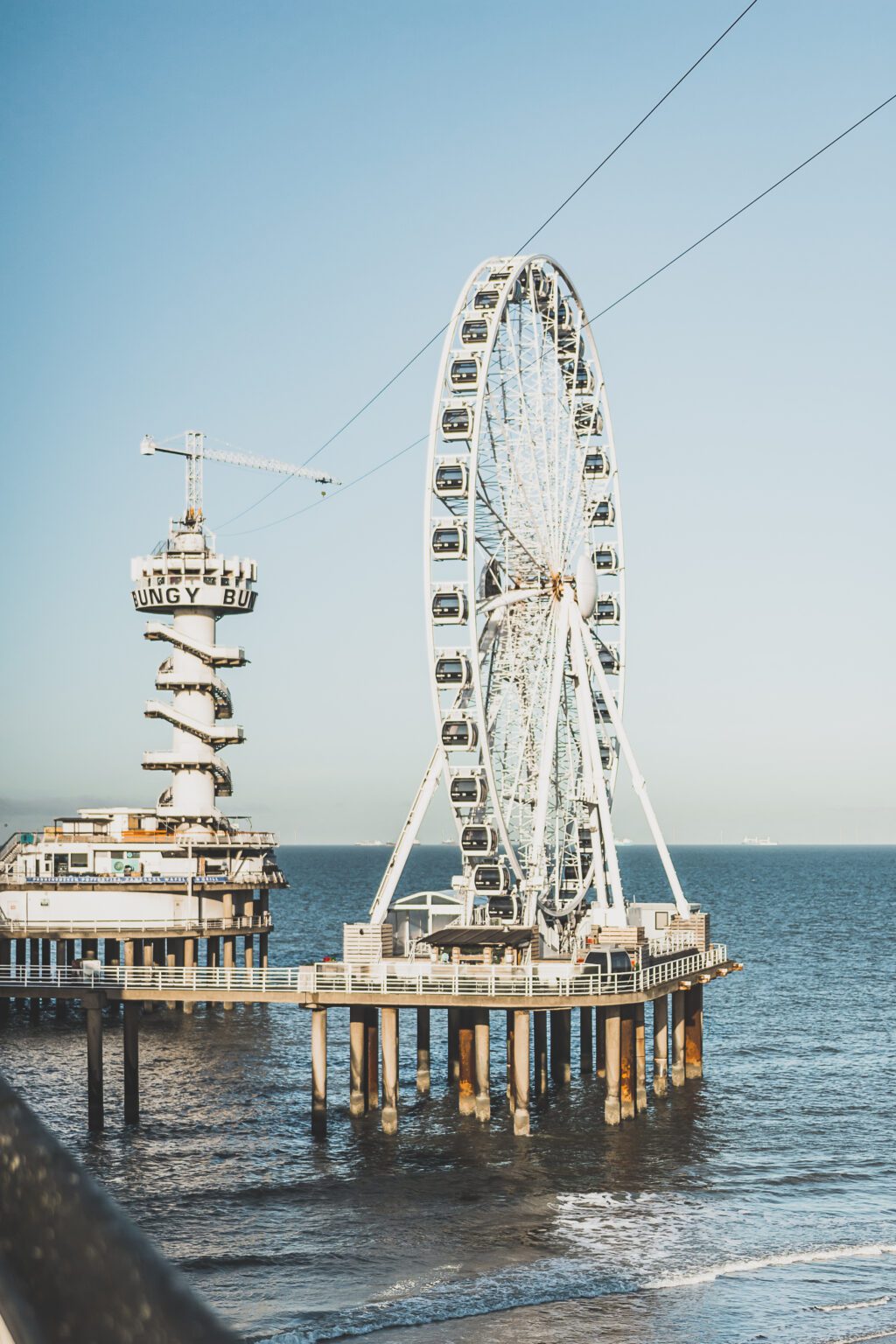 La Haye est une belle ville historique située aux Pays-Bas le long de la mer du Nord. Avec son architecture, ses musées incroyables et sa scène culturelle dynamique, c'est l'une des destinations les plus excitantes d'Europe pour les voyageurs. Que vous recherchiez une escapade romantique ou une expérience, La Haye est sûre de laisser une impression. Avec ses canaux époustouflants, ses parcs époustouflants et sa vie nocturne animée, il y en a pour tous les goûts dans cette ville animée.