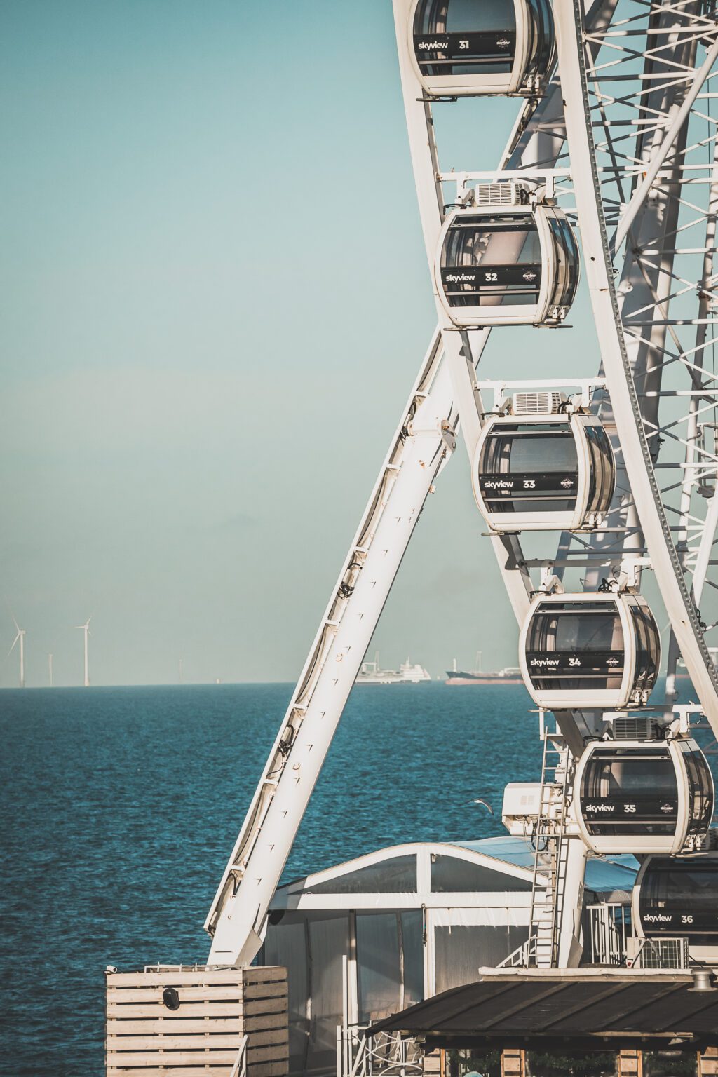 La Haye est une belle ville historique située aux Pays-Bas le long de la mer du Nord. Avec son architecture, ses musées incroyables et sa scène culturelle dynamique, c'est l'une des destinations les plus excitantes d'Europe pour les voyageurs. Que vous recherchiez une escapade romantique ou une expérience, La Haye est sûre de laisser une impression. Avec ses canaux époustouflants, ses parcs époustouflants et sa vie nocturne animée, il y en a pour tous les goûts dans cette ville animée.