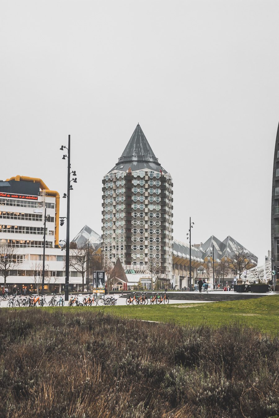 La ville néerlandaise de Rotterdam est une ville dynamique et diversifiée pleine de culture et d'histoire. Des canaux captivants serpentant à travers la ville aux musées de renommée mondiale, Rotterdam offre quelque chose pour tout le monde. De sa vie nocturne animée et de ses scènes artistiques et musicales florissantes à son abondance de cuisine appétissante, la ville est sûre de laisser une impression durable. 