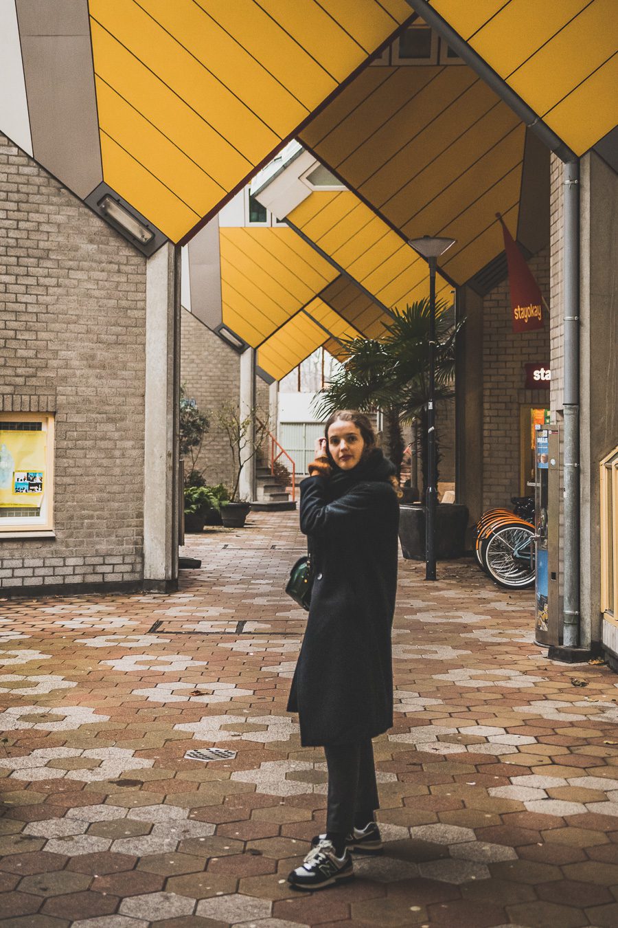 La ville néerlandaise de Rotterdam est une ville dynamique et diversifiée pleine de culture et d'histoire. Des canaux captivants serpentant à travers la ville aux musées de renommée mondiale, Rotterdam offre quelque chose pour tout le monde. De sa vie nocturne animée et de ses scènes artistiques et musicales florissantes à son abondance de cuisine appétissante, la ville est sûre de laisser une impression durable. 