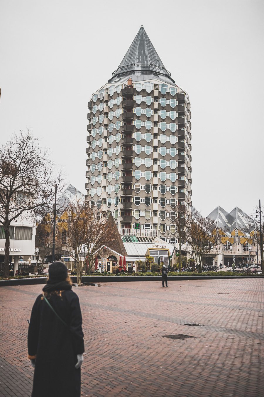 La ville néerlandaise de Rotterdam est une ville dynamique et diversifiée pleine de culture et d'histoire. Des canaux captivants serpentant à travers la ville aux musées de renommée mondiale, Rotterdam offre quelque chose pour tout le monde. De sa vie nocturne animée et de ses scènes artistiques et musicales florissantes à son abondance de cuisine appétissante, la ville est sûre de laisser une impression durable. 