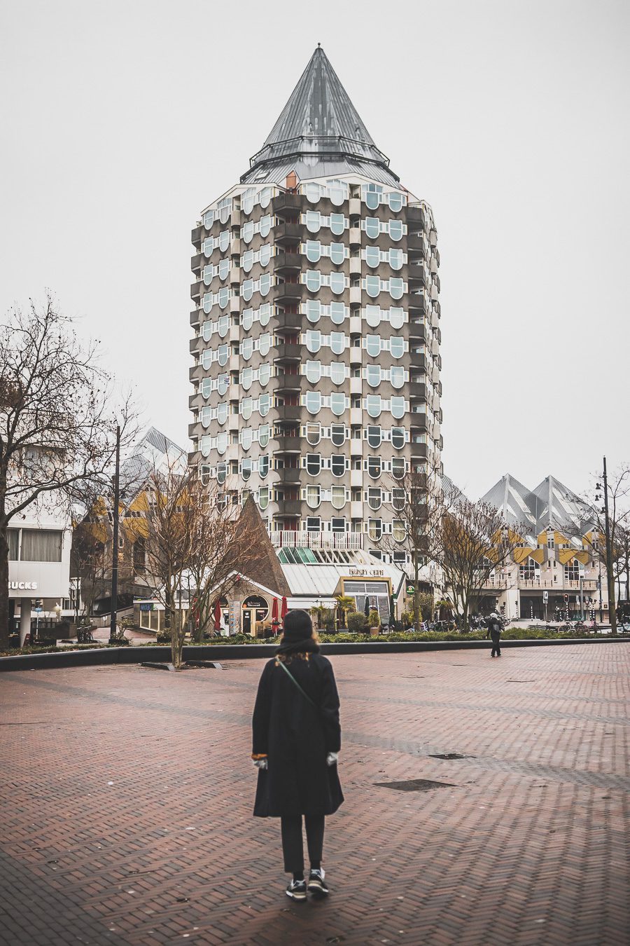 La ville néerlandaise de Rotterdam est une ville dynamique et diversifiée pleine de culture et d'histoire. Des canaux captivants serpentant à travers la ville aux musées de renommée mondiale, Rotterdam offre quelque chose pour tout le monde. De sa vie nocturne animée et de ses scènes artistiques et musicales florissantes à son abondance de cuisine appétissante, la ville est sûre de laisser une impression durable. 