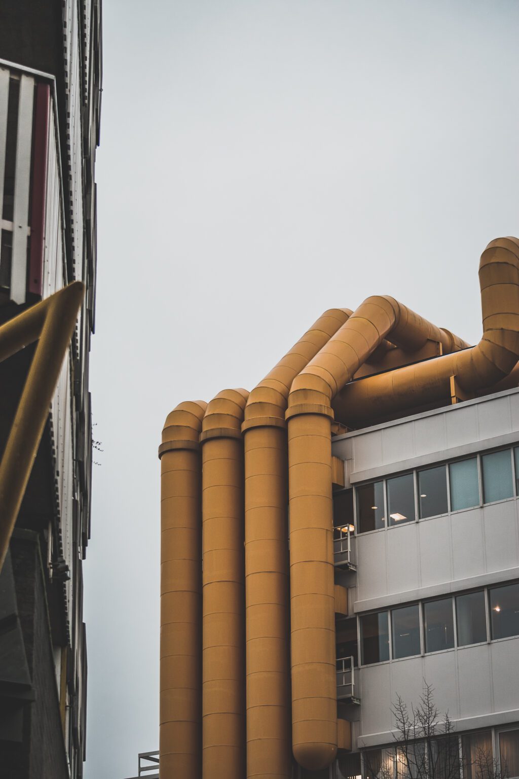 La ville néerlandaise de Rotterdam est une ville dynamique et diversifiée pleine de culture et d'histoire. Des canaux captivants serpentant à travers la ville aux musées de renommée mondiale, Rotterdam offre quelque chose pour tout le monde. De sa vie nocturne animée et de ses scènes artistiques et musicales florissantes à son abondance de cuisine appétissante, la ville est sûre de laisser une impression durable. 