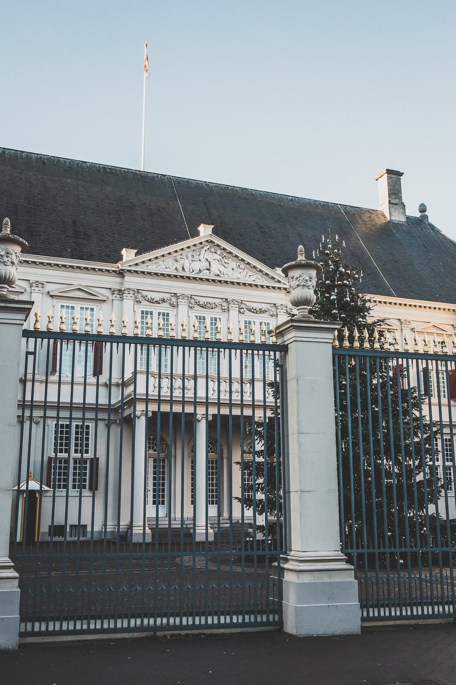 La Haye est une belle ville historique située aux Pays-Bas le long de la mer du Nord. Avec son architecture, ses musées incroyables et sa scène culturelle dynamique, c'est l'une des destinations les plus excitantes d'Europe pour les voyageurs. Que vous recherchiez une escapade romantique ou une expérience, La Haye est sûre de laisser une impression. Avec ses canaux époustouflants, ses parcs époustouflants et sa vie nocturne animée, il y en a pour tous les goûts dans cette ville animée.