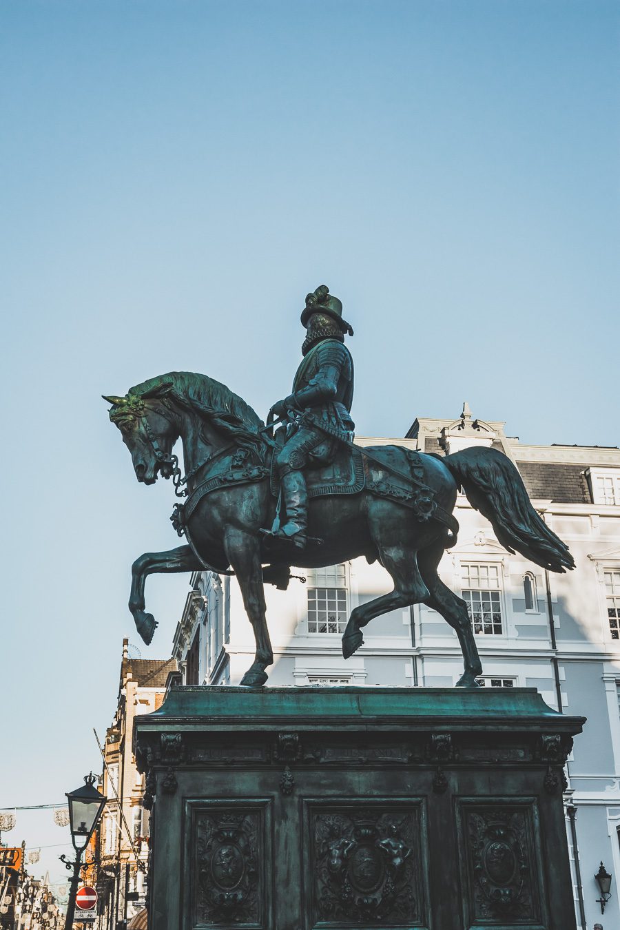 La Haye est une belle ville historique située aux Pays-Bas le long de la mer du Nord. Avec son architecture, ses musées incroyables et sa scène culturelle dynamique, c'est l'une des destinations les plus excitantes d'Europe pour les voyageurs. Que vous recherchiez une escapade romantique ou une expérience, La Haye est sûre de laisser une impression. Avec ses canaux époustouflants, ses parcs époustouflants et sa vie nocturne animée, il y en a pour tous les goûts dans cette ville animée.