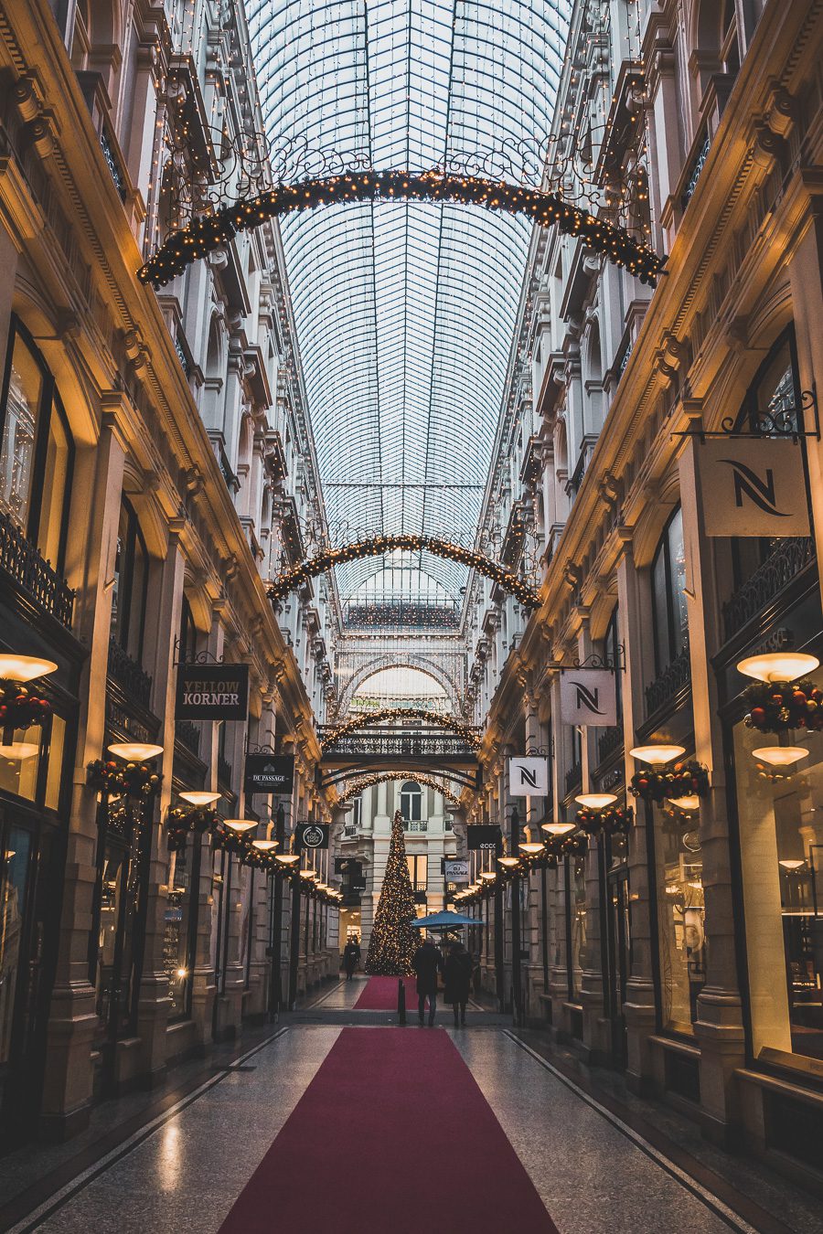 La Haye est une belle ville historique située aux Pays-Bas le long de la mer du Nord. Avec son architecture, ses musées incroyables et sa scène culturelle dynamique, c'est l'une des destinations les plus excitantes d'Europe pour les voyageurs. Que vous recherchiez une escapade romantique ou une expérience, La Haye est sûre de laisser une impression. Avec ses canaux époustouflants, ses parcs époustouflants et sa vie nocturne animée, il y en a pour tous les goûts dans cette ville animée.