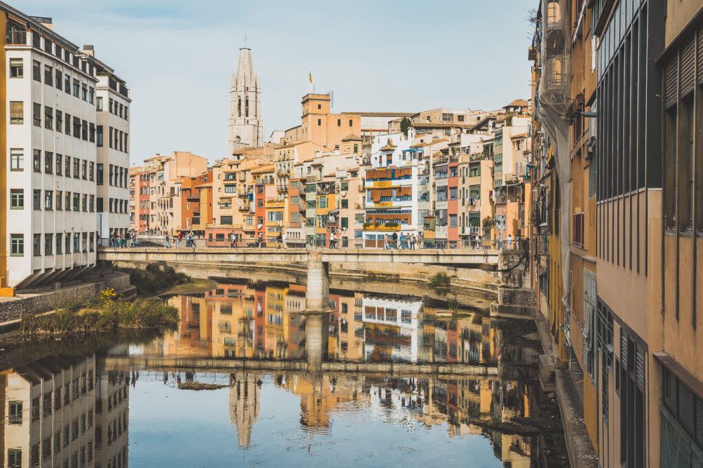 Vous vous demandez que faire à Gérone en Espagne ? Suivez le guide ? Au programme, le quartier juif de Gerone, la Cathédrale qui a servi décor à la série Game of Thrones, le Pont de Pedra et bien d'autres choses encore. Ces vacances sur la Costa Brava sauront vous dépayser. C'est une super idée de city trip en Europe, en plein coeur de la Catalogne. Catalogne Espagne / Vacances Espagne / Road trip