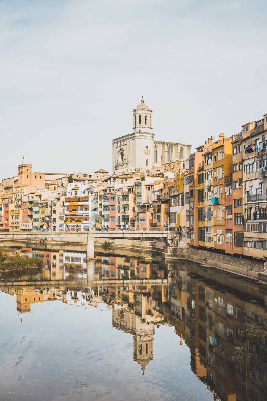 Vous vous demandez que faire à Gérone en Espagne ? Suivez le guide ? Au programme, le quartier juif de Gerone, la Cathédrale qui a servi décor à la série Game of Thrones, le Pont de Pedra et bien d'autres choses encore. Ces vacances sur la Costa Brava sauront vous dépayser. C'est une super idée de city trip en Europe, en plein coeur de la Catalogne. Catalogne Espagne / Vacances Espagne / Road trip