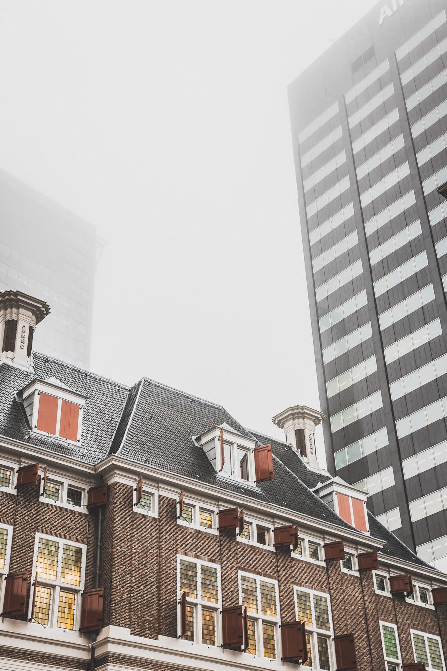 La ville néerlandaise de Rotterdam est une ville dynamique et diversifiée pleine de culture et d'histoire. Des canaux captivants serpentant à travers la ville aux musées de renommée mondiale, Rotterdam offre quelque chose pour tout le monde. De sa vie nocturne animée et de ses scènes artistiques et musicales florissantes à son abondance de cuisine appétissante, la ville est sûre de laisser une impression durable. 